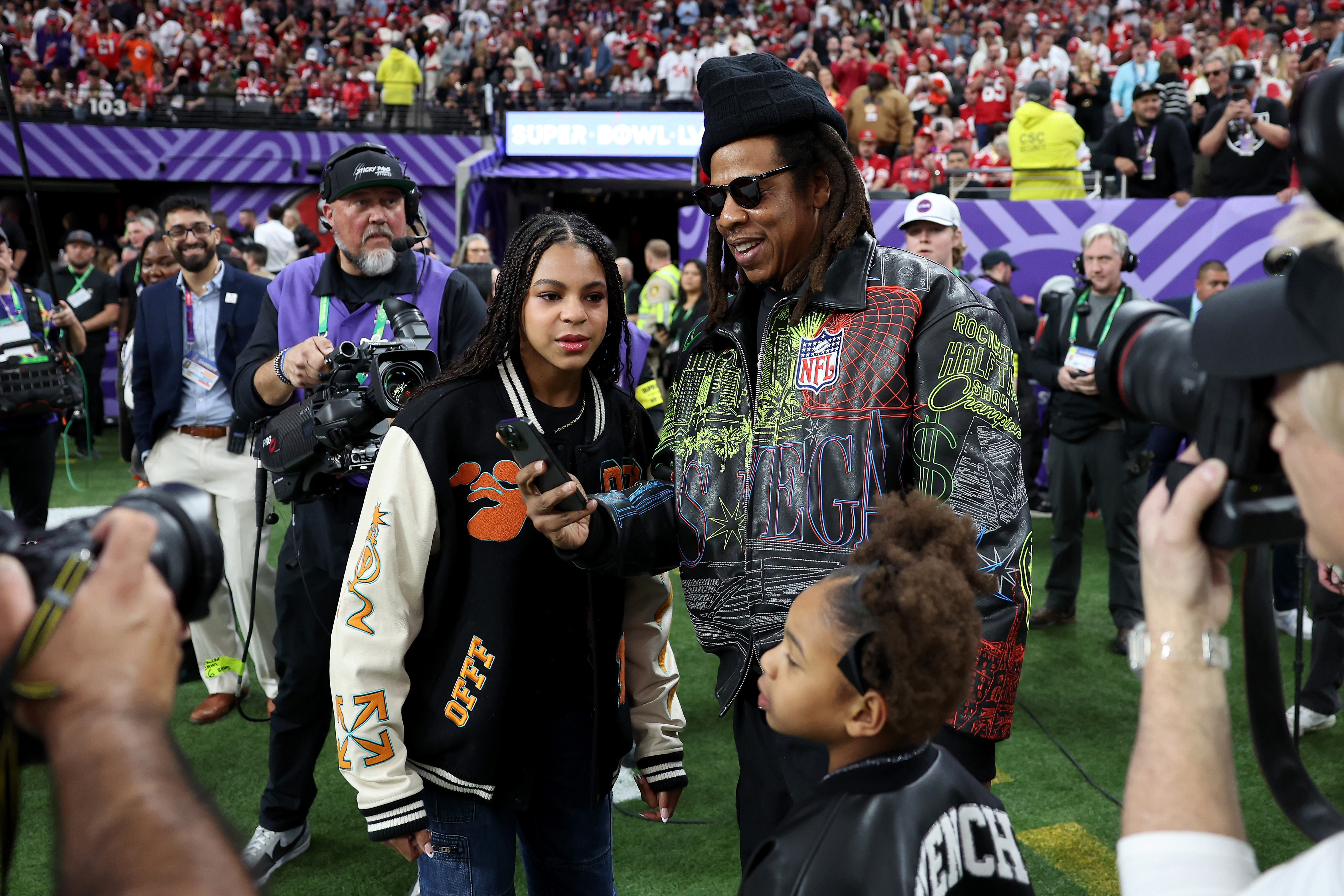 Jay-Z mit seinen Töchtern Blue Ivy und Rumi Carter vor dem Super Bowl LVIII zwischen den San Francisco 49ers und den Kansas City Chiefs am 11. Februar 2024 in Las Vegas, Nevada | Quelle: Getty Images