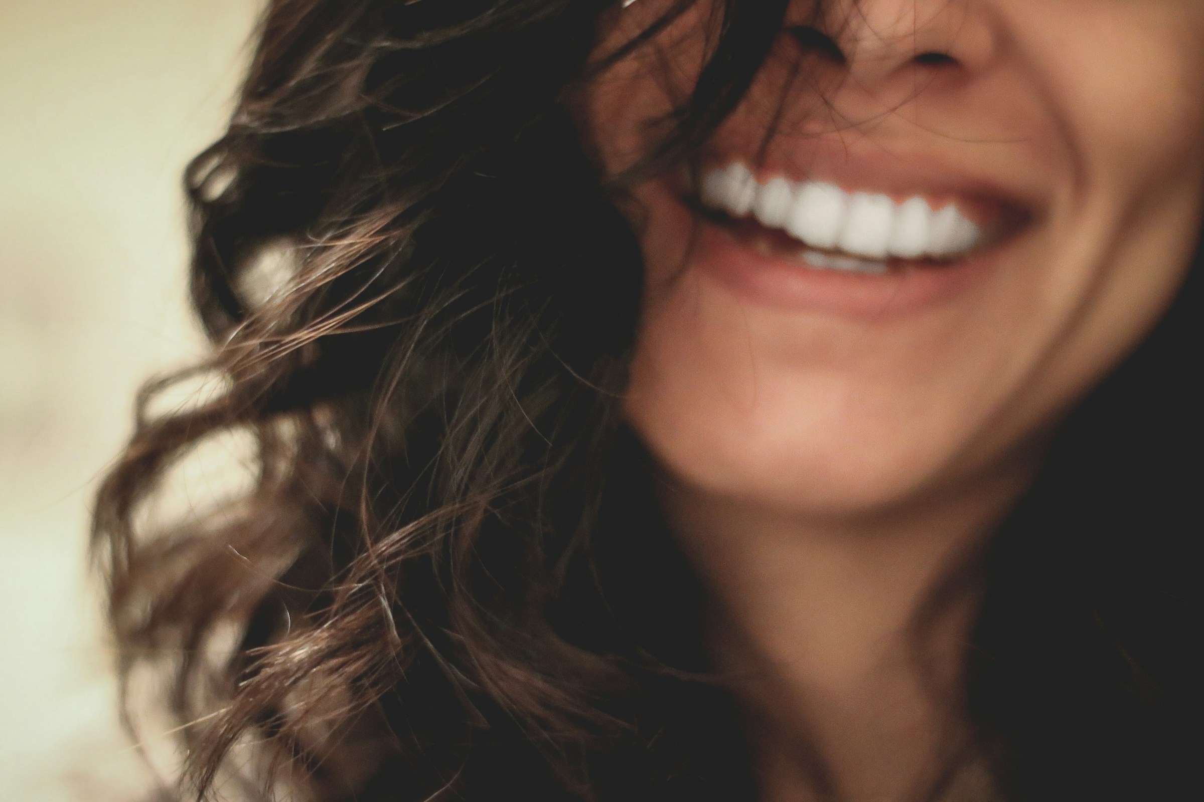 Um close do sorriso de uma mulher | Fonte: Unsplash