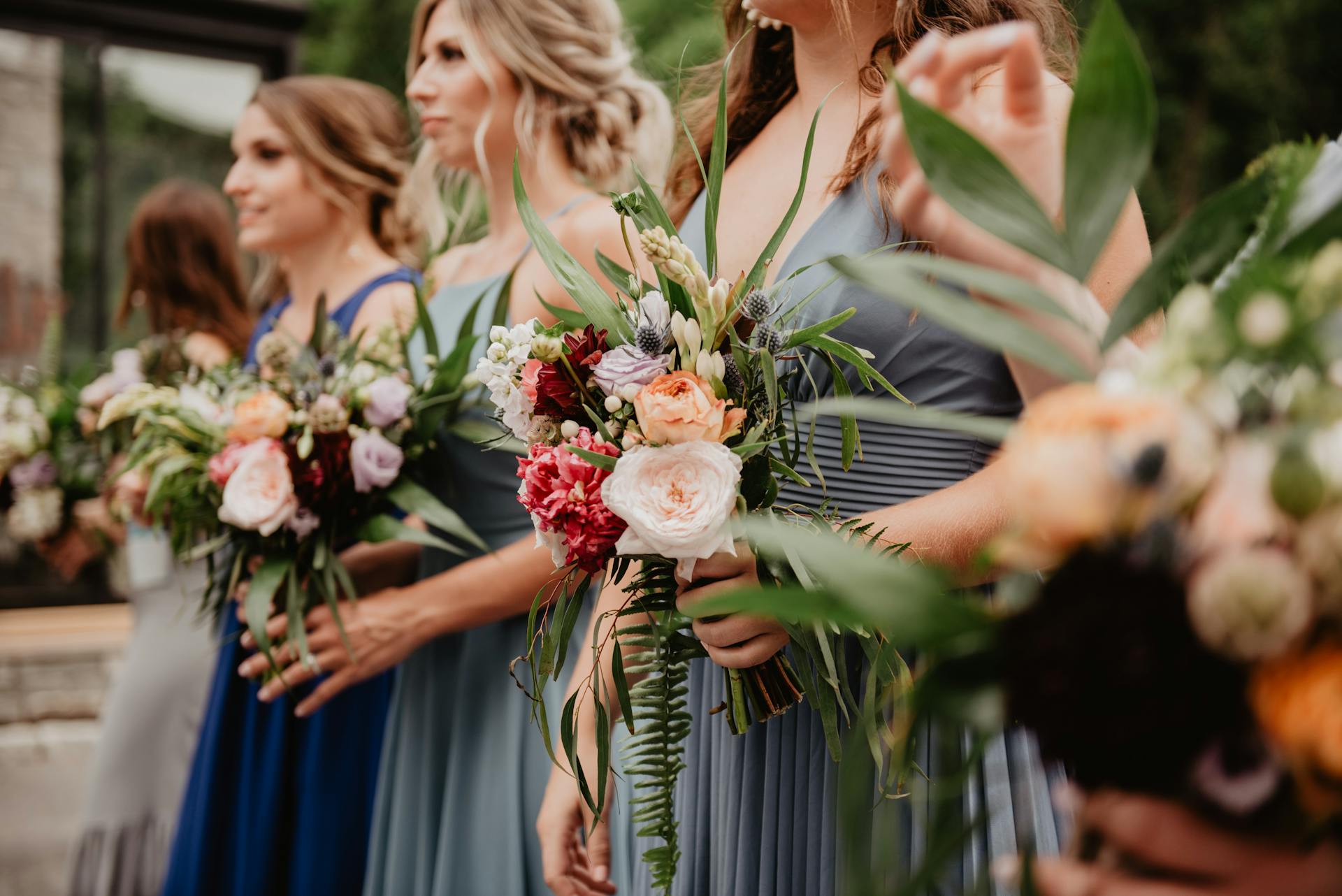 Brautjungfern halten Blumen am Hochzeitstag | Quelle: Pexels