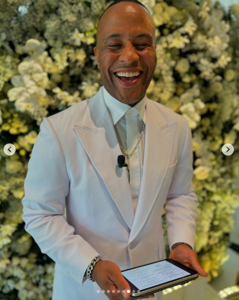 Devon Franklin lächelt am Hochzeitstag von LeToya Luckett und Taleo Coles, gepostet am 1. August 2024 | Quelle: Instagram/devonfranklin