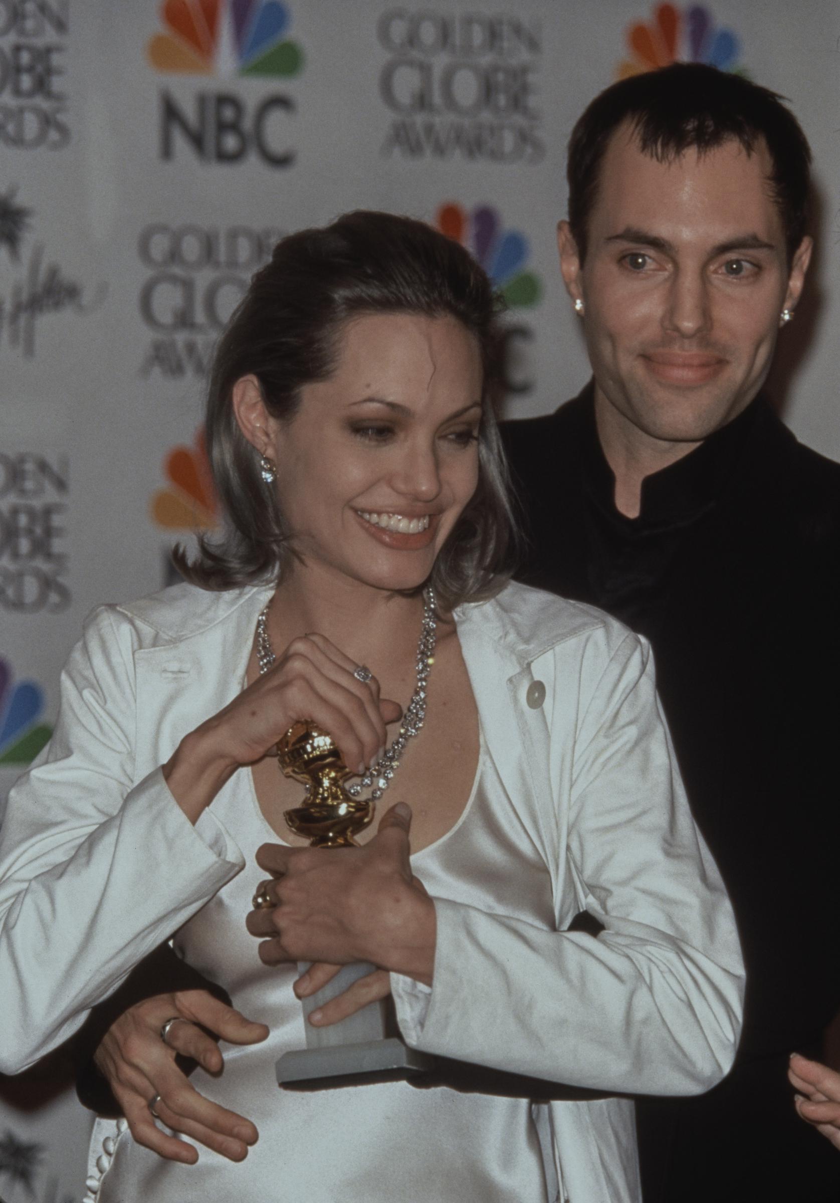 Angelina Jolie und James Haven bei den 57. jährlichen Golden Globe Awards am 24. Januar 2000 in Beverly Hills, Kalifornien. | Quelle: Getty Images