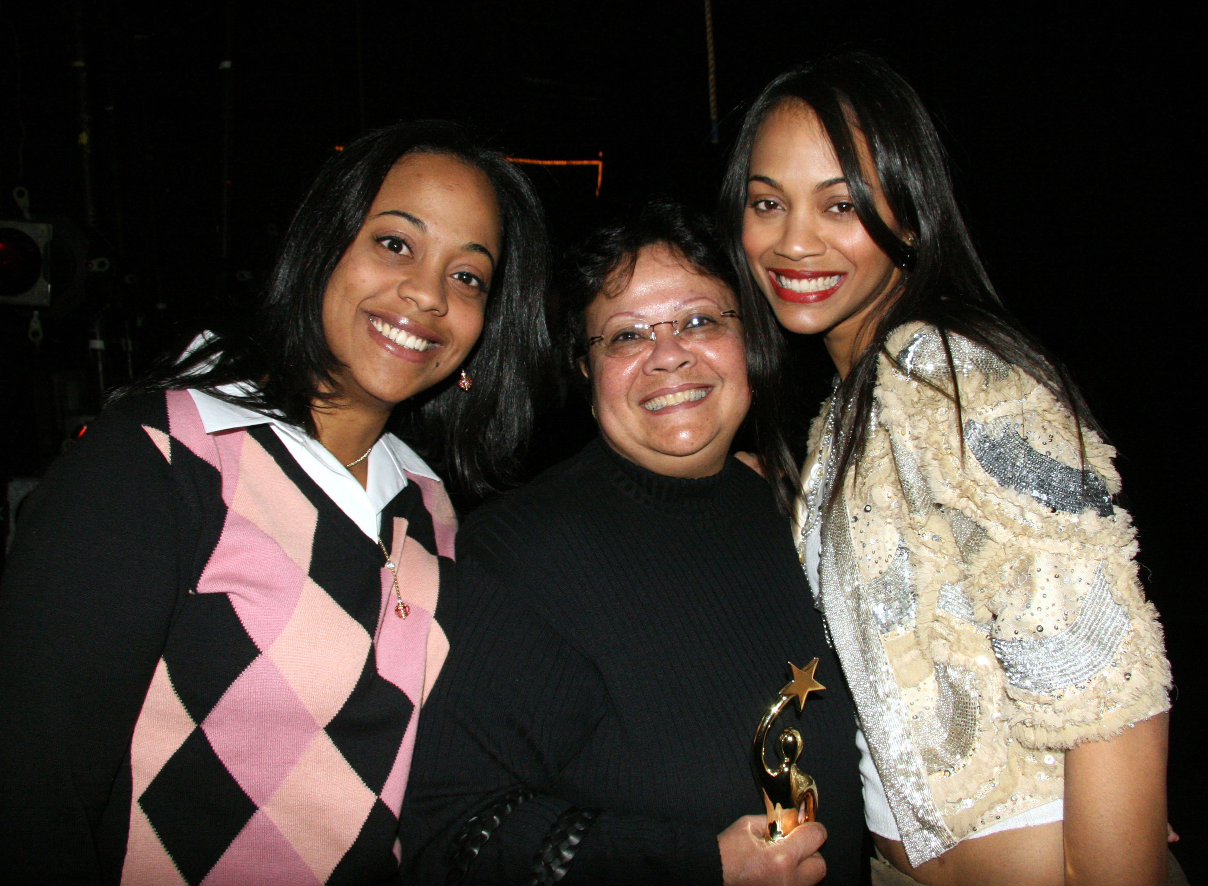 Zoe Saldana mit ihrer Mutter [C] und Schwester [L] während Television Dominicana Presents La Maldicion Del Padre Cardona am 5. April 2006 im Lehman College Center in New York | Quelle: Getty Images