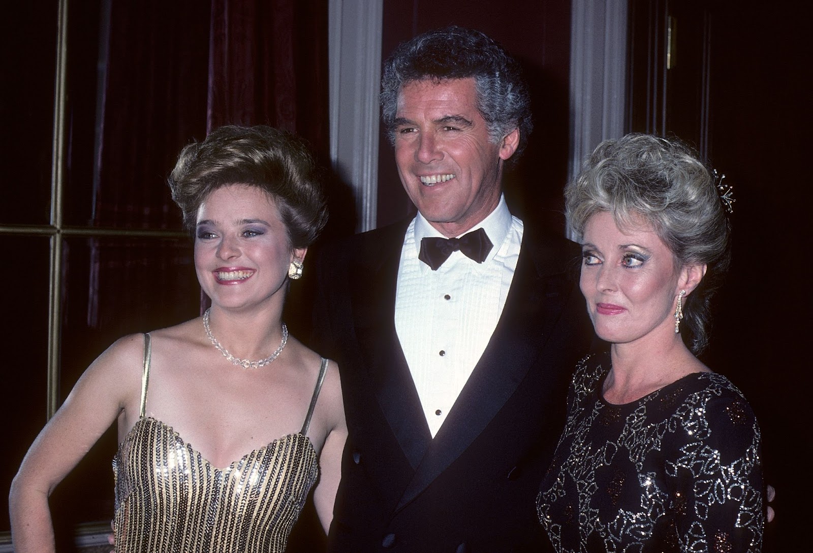 Die "Santa Barbara"-Darstellerinnen Robin Mattson und Judith McConnell mit dem Schauspieler Jed Allan bei den 13th Annual Daytime Emmy Awards am 17. Juli 1986 in New York. | Quelle: Getty Images