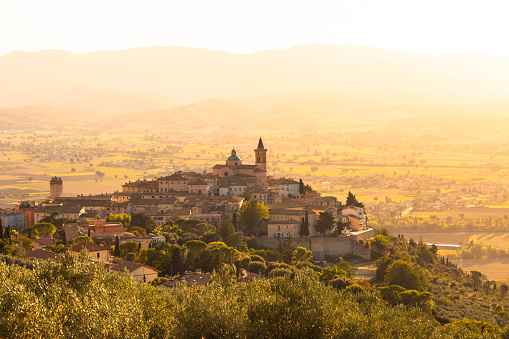 Die mittelalterliche Hügelstadt Trevi bei Sonnenuntergang, Umbrien, Italien. | Quelle: Getty Images