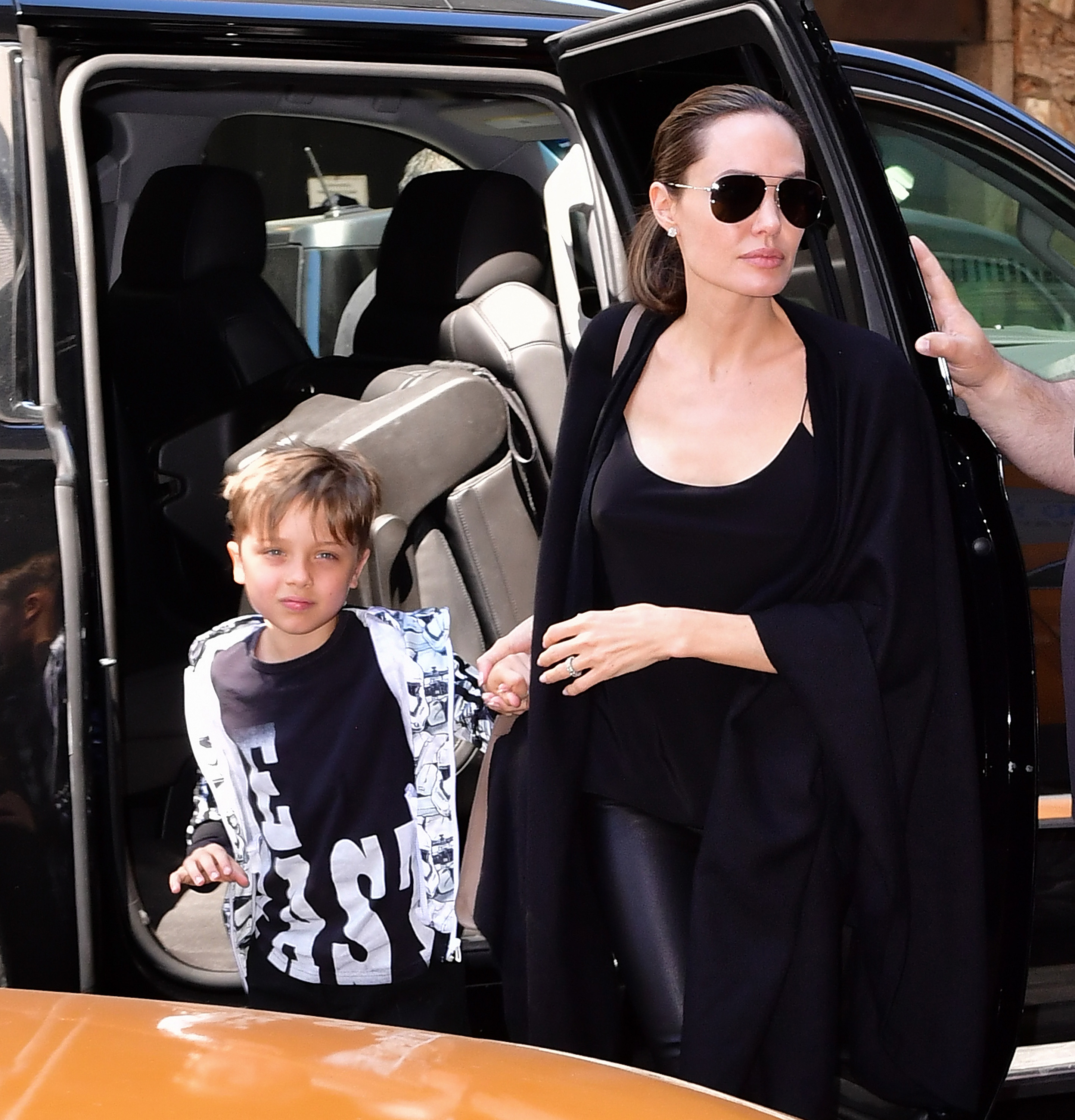 Knox Jolie-Pitt und Angelina Jolie in New York City am 17. Juni 2016. | Quelle: Getty Images