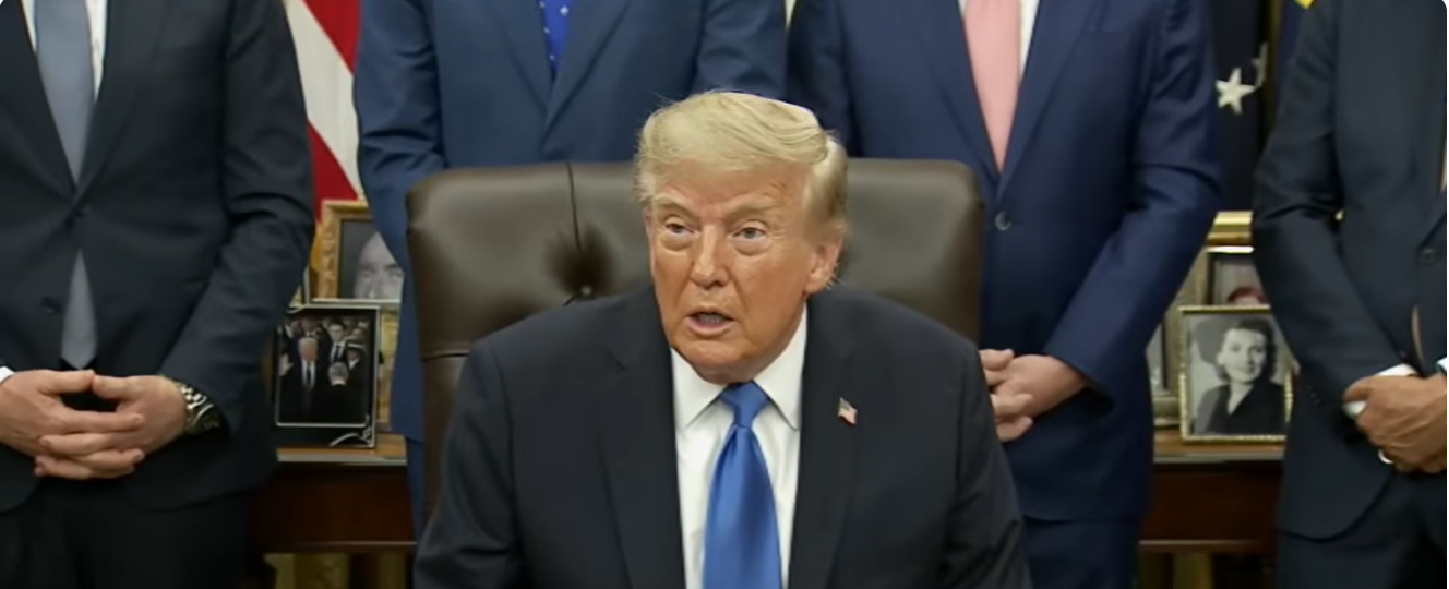 Donald Trump spricht während einer Pressekonferenz, bei der er auf Fragen der Reporter zur Rückkehr von Prinz Harry und Meghan, Herzogin von Sussex, nach Großbritannien einging. | Quelle: YouTube/PBS NewsHour