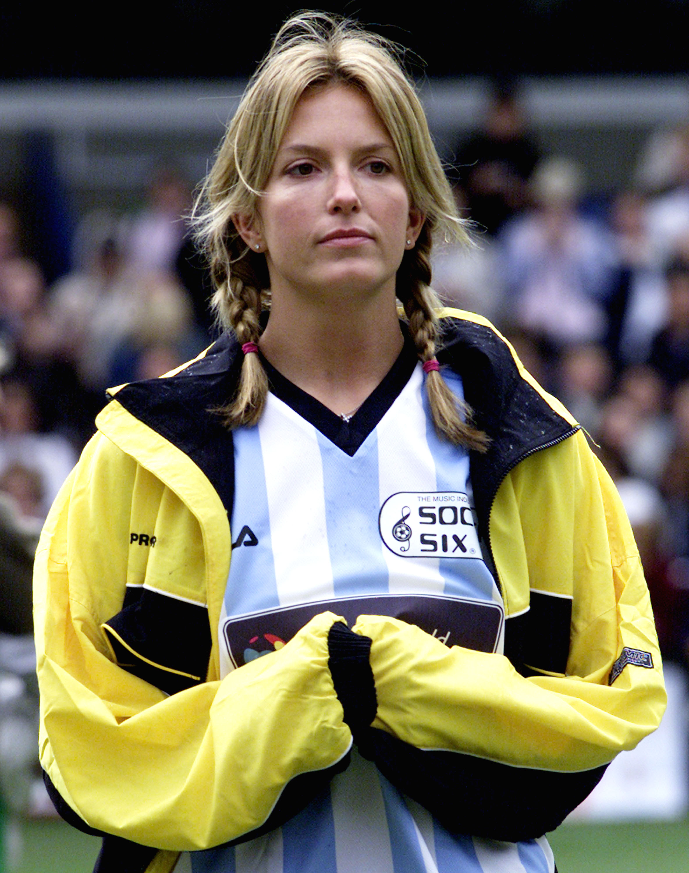 Penny Lancaster schaut Rod Stewart bei der Veranstaltung "Music Industry Soccer Six Games" am 26. Mai 2002 zu | Quelle: Getty Images