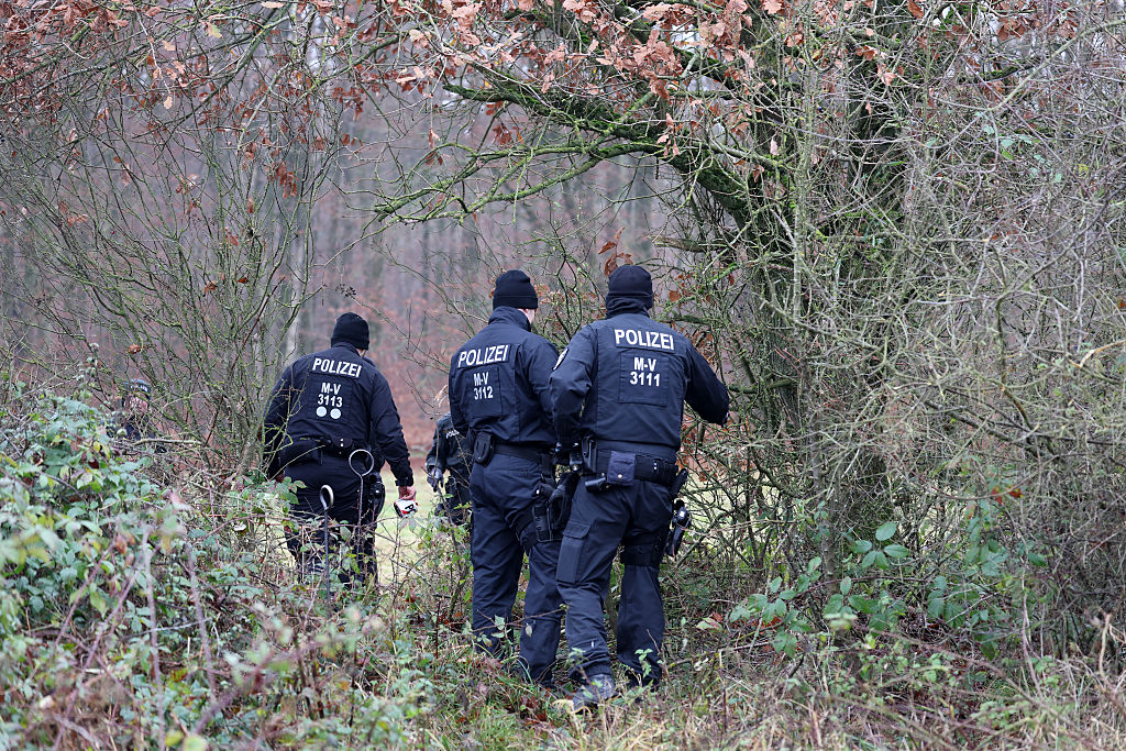 4. Dezember 2025, Mecklenburg-Vorpommern, Klein Upahl: In unmittelbarer Nähe der Stelle, an der der achtjährige Fabian aus Güstrow gefunden wurde, durchsuchen Polizeibeamte das Gebüsch am Straßenrand | Quelle: Getty Images