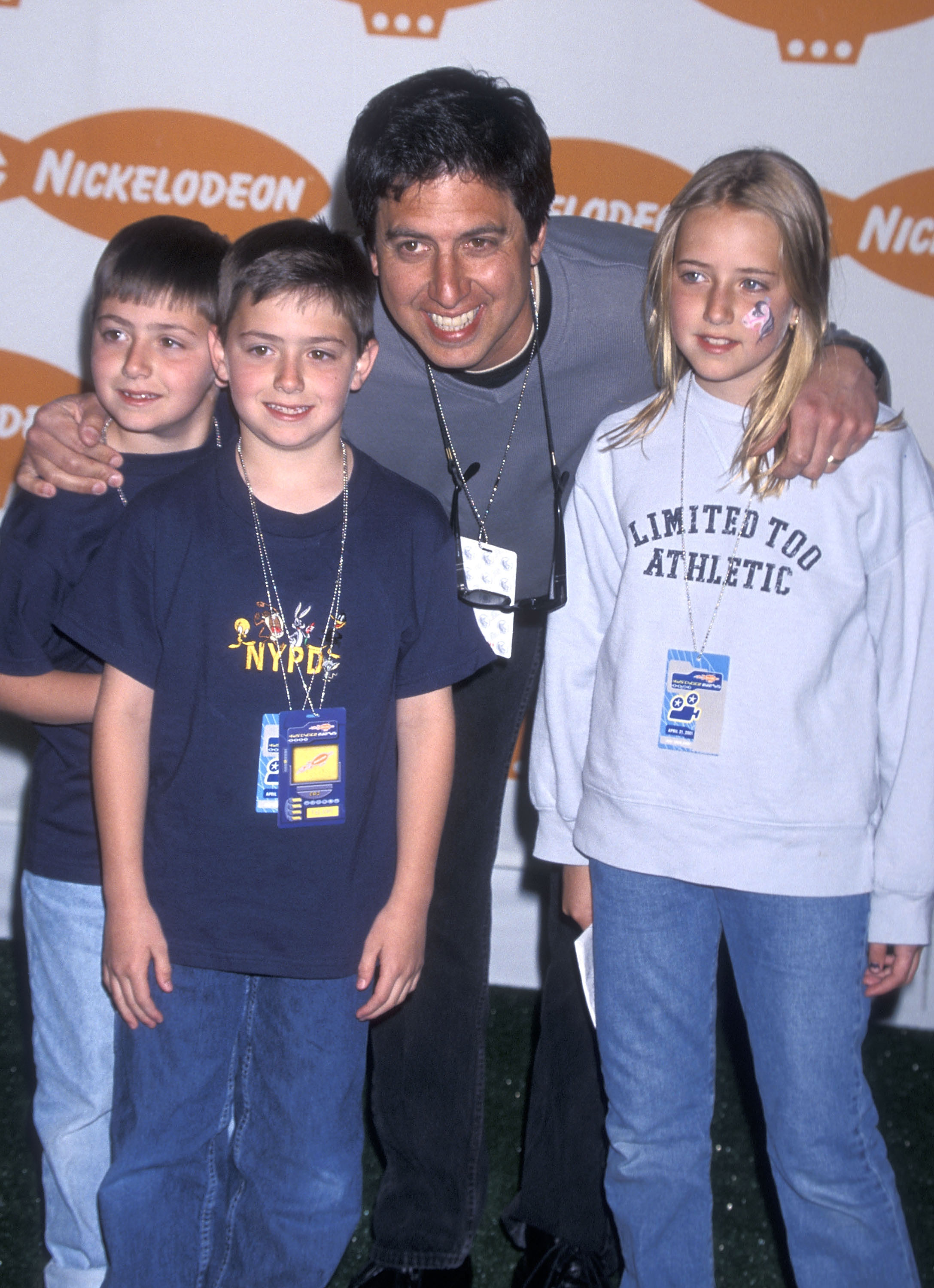Ray, Alexandra, Matthew und Gregory Romano nehmen am 21. April 2001 an der 14. Verleihung der Nickelodeon Kids’ Choice Awards teil | Quelle: Getty Images