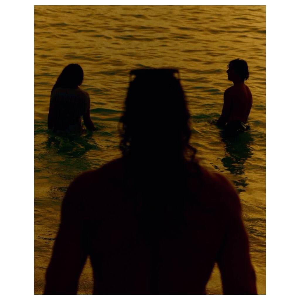 Lola, Jason Momoa und Nakoa-Wolf aus einem Beitrag vom 9. Oktober 2024 | Quelle: Instagram/prideofgypsies