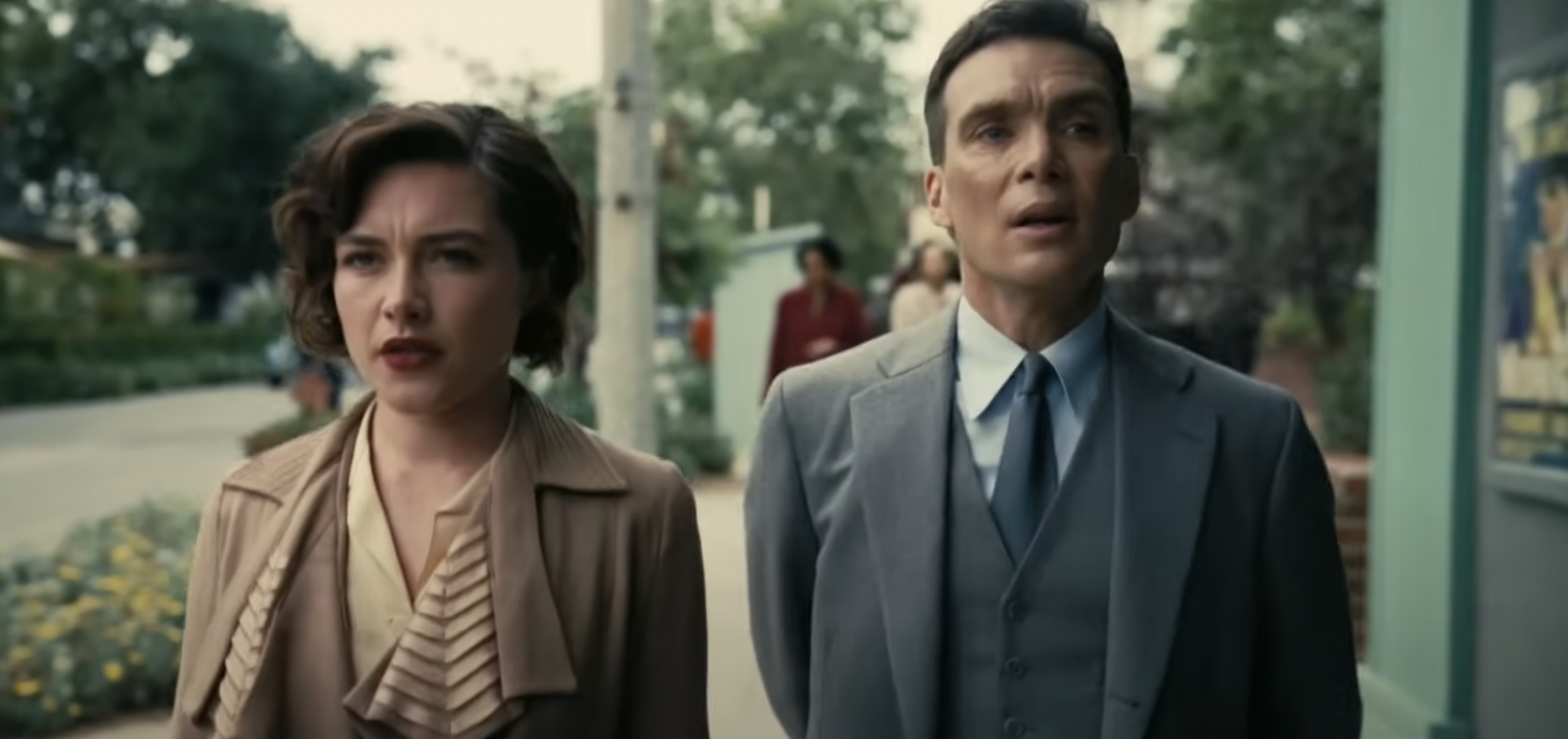 Florence Pugh und Cillian Muphy am Set von "Oppenheimer", aufgenommen am 16. Dezember 2023 | Quelle: YouTube/@UniversalPictures