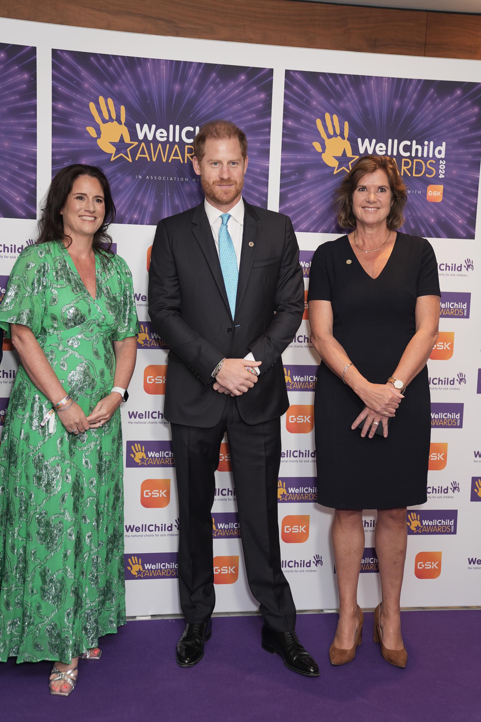 Sally Jackson (links), GSK, und Sally Beck mit dem Herzog von Sussex, Schirmherr von WellChild, im Royal Lancaster in London, am 30. September 2024 | Quelle: Getty Images