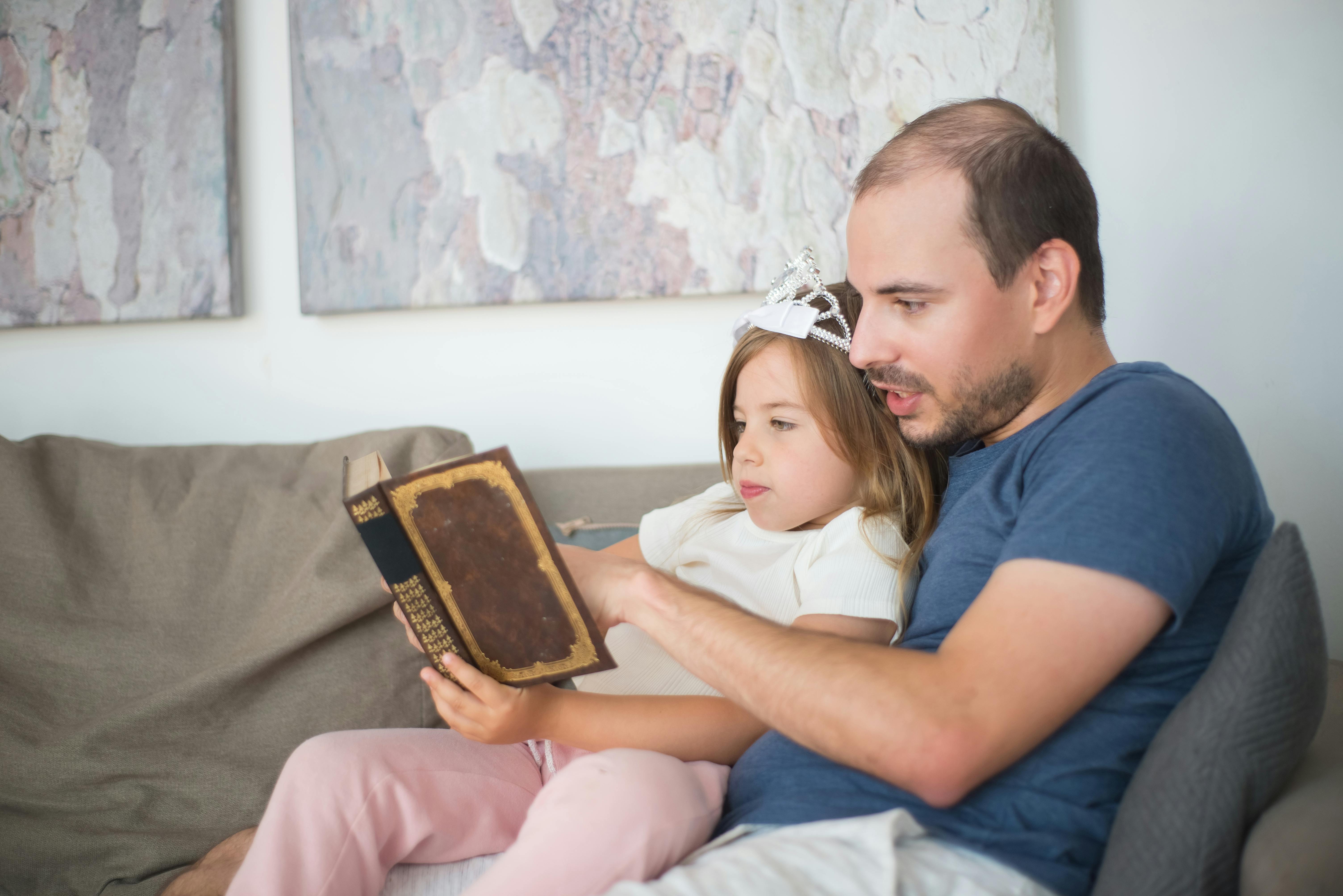 Vater und Tochter lesen zusammen | Quelle: Pexels