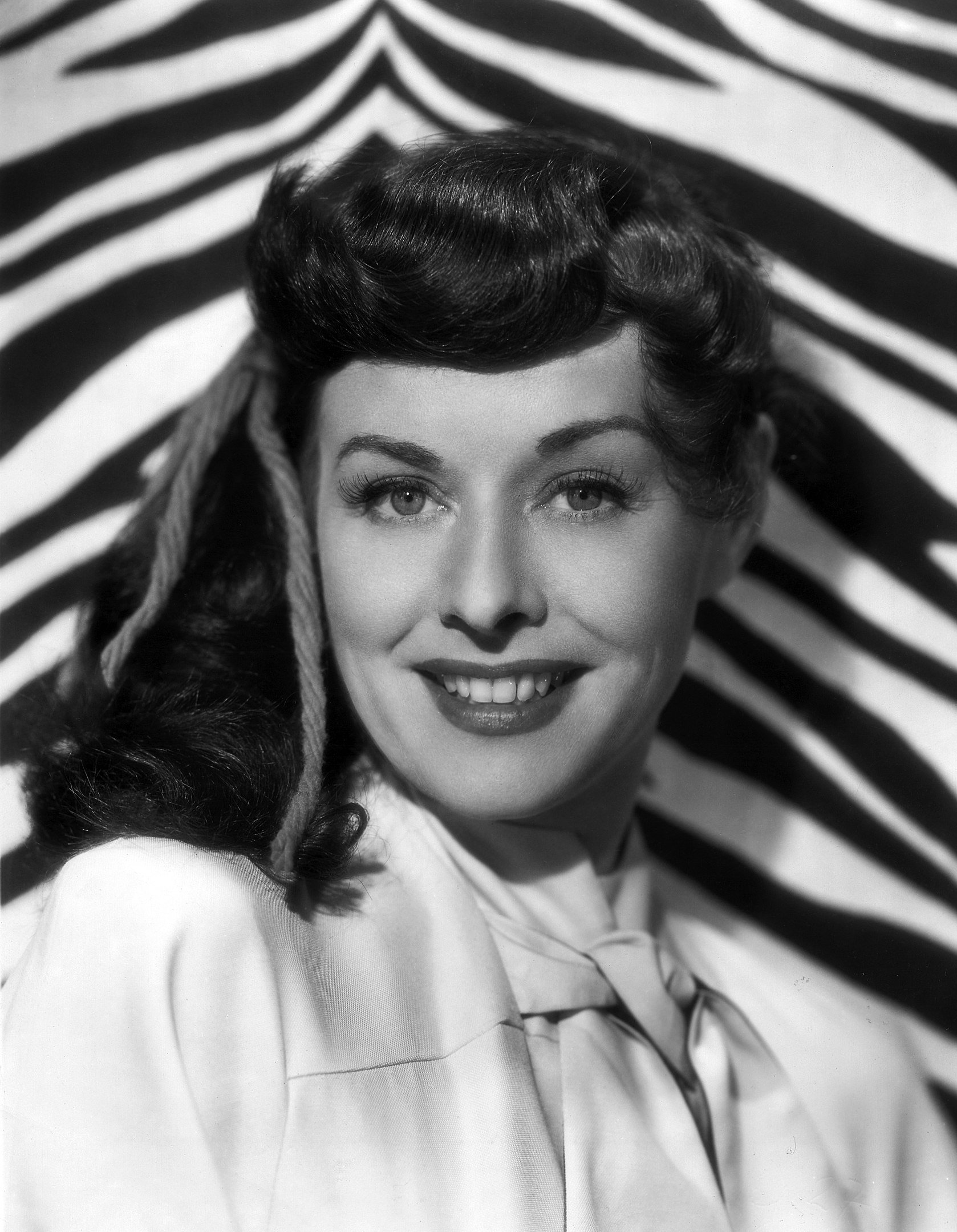 Paulette Goddard in einem Werbefoto für Paramount Pictures, 1947 | Quelle: Von Unbekanntem Autor, Public Domain, Wikimedia Common Images