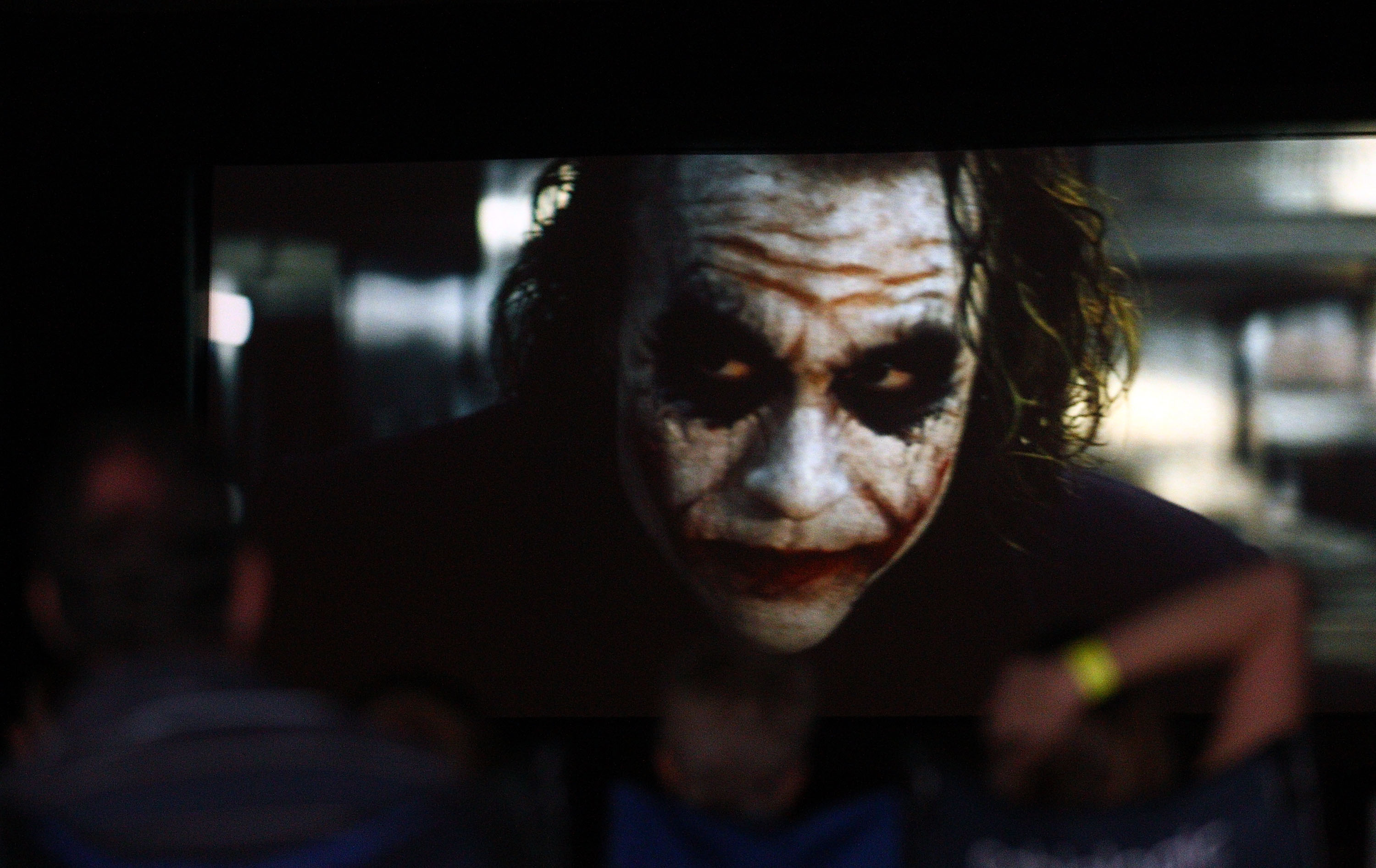 Fans von Heath Ledger sehen sich den Film "The Dark Knight" während einer öffentlichen Filmnacht im Freien zu Ehren des verstorbenen Schauspielers am 12. Februar 2011 in Perth, Australien an | Quelle: Getty Images