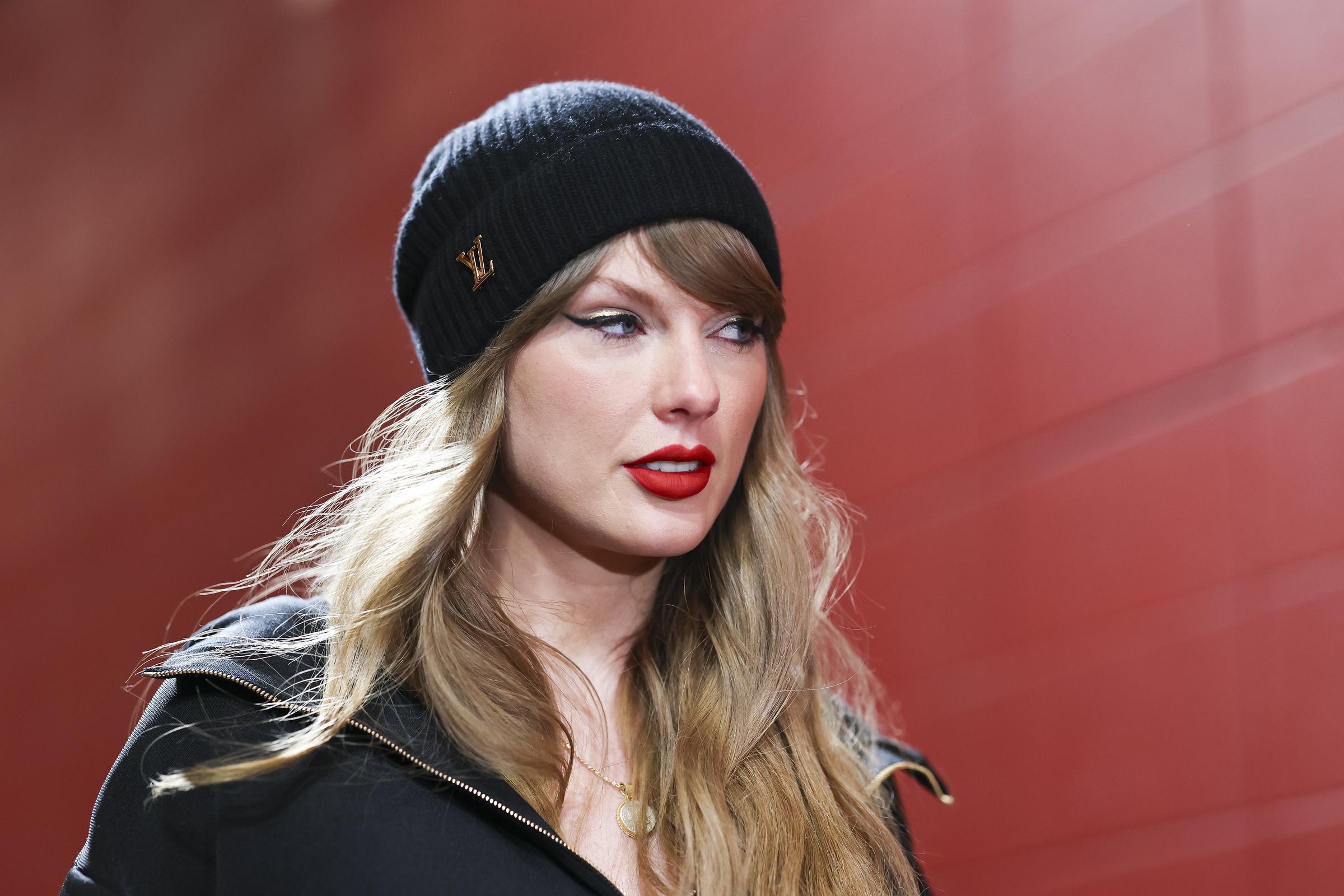 Taylor Swift kommt vor dem AFC Championship Game im Arrowhead Stadium an | Quelle: Getty Images