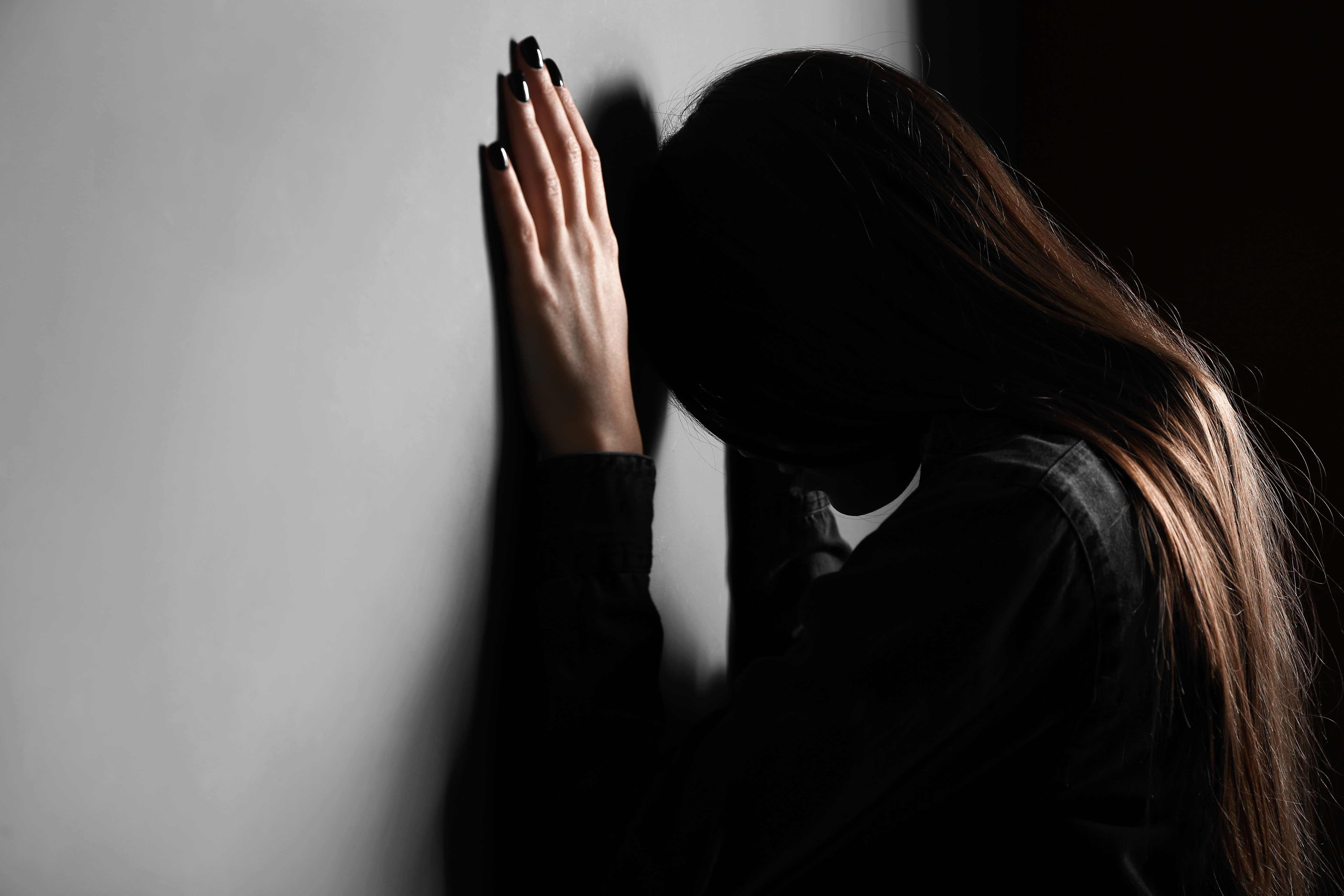 Depressive junge Frau | Quelle: Shutterstock