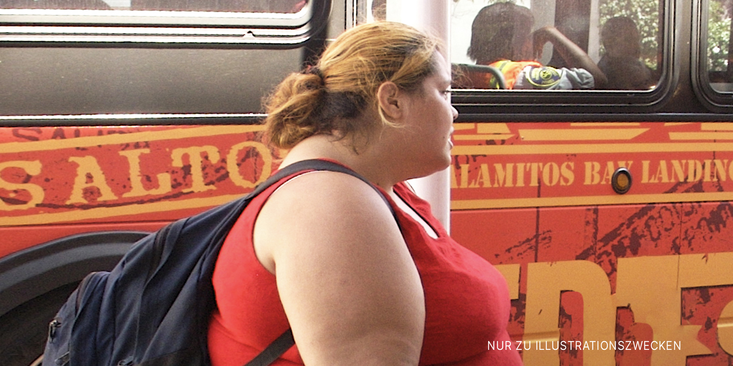 Übergewichtige Frau, die in der Nähe des Busses geht | Quelle: Flickr / colros (CC BY 2.0)
