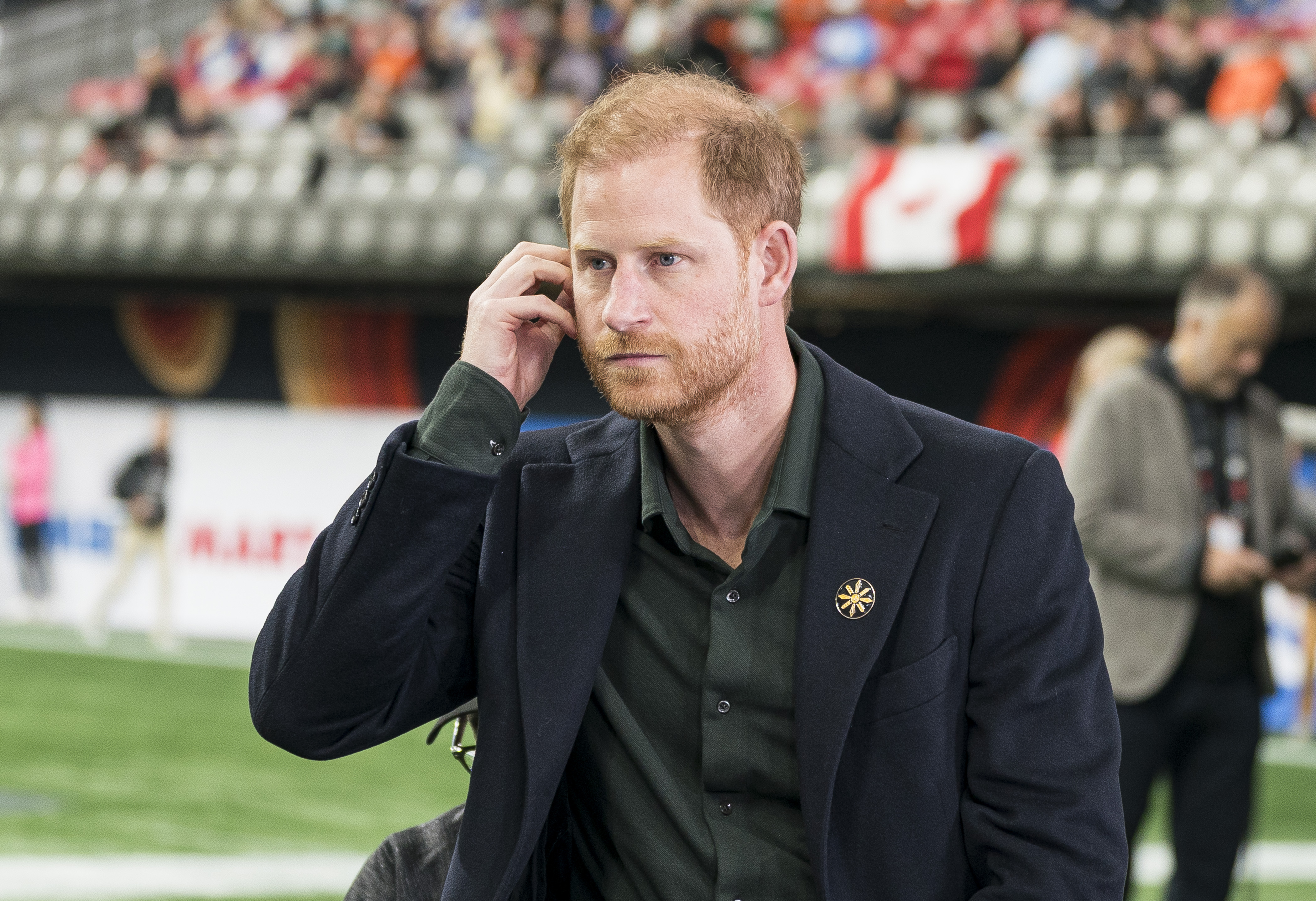 Prinz Harry zu Beginn eines Fernsehinterviews während der Feierlichkeiten vor dem Grey Cup 2024 in Vancouver, Kanada, am 17. November 2024. | Quelle: Getty Images