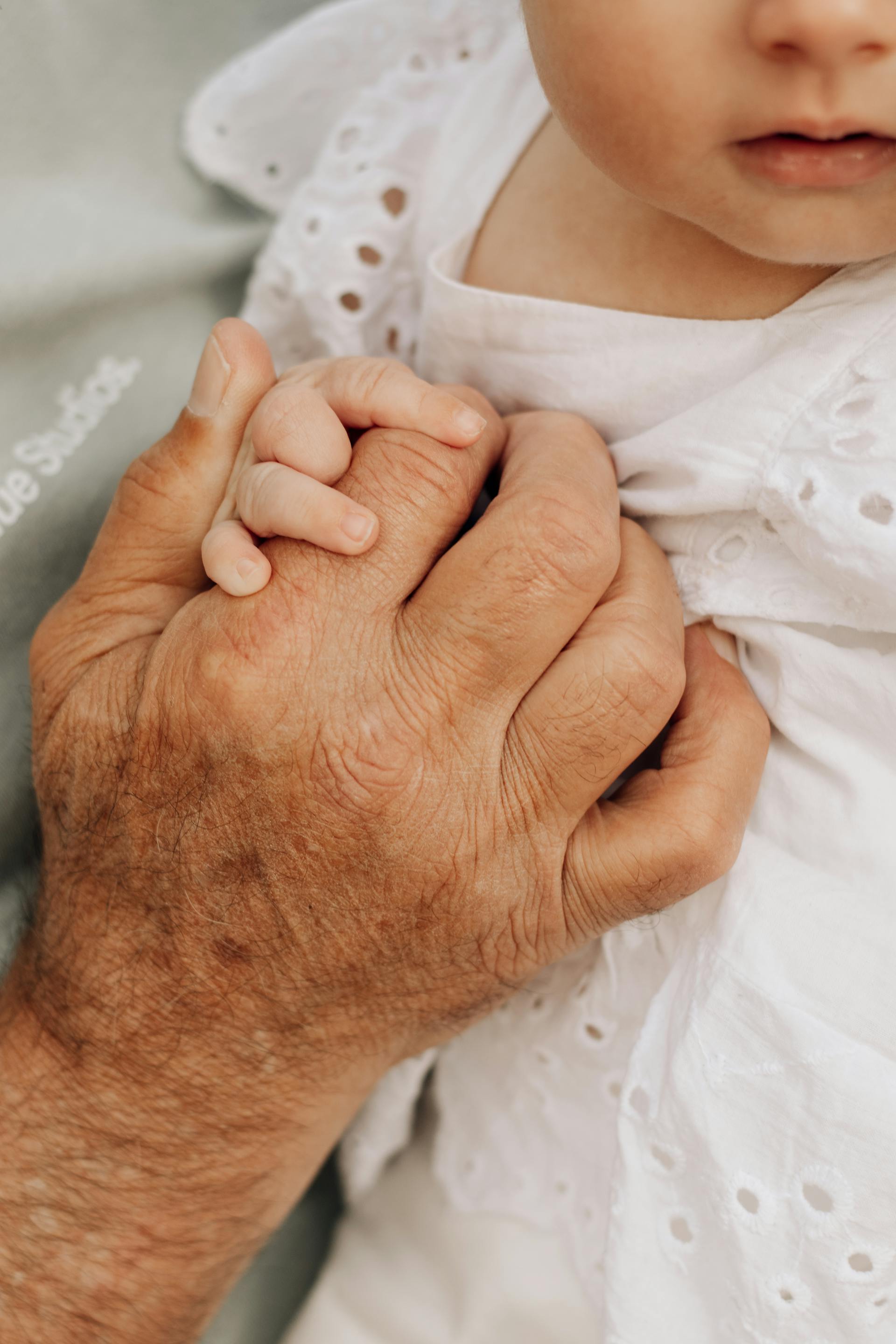 Ein Mann hält die Hand seiner Tochter | Quelle: Pexels