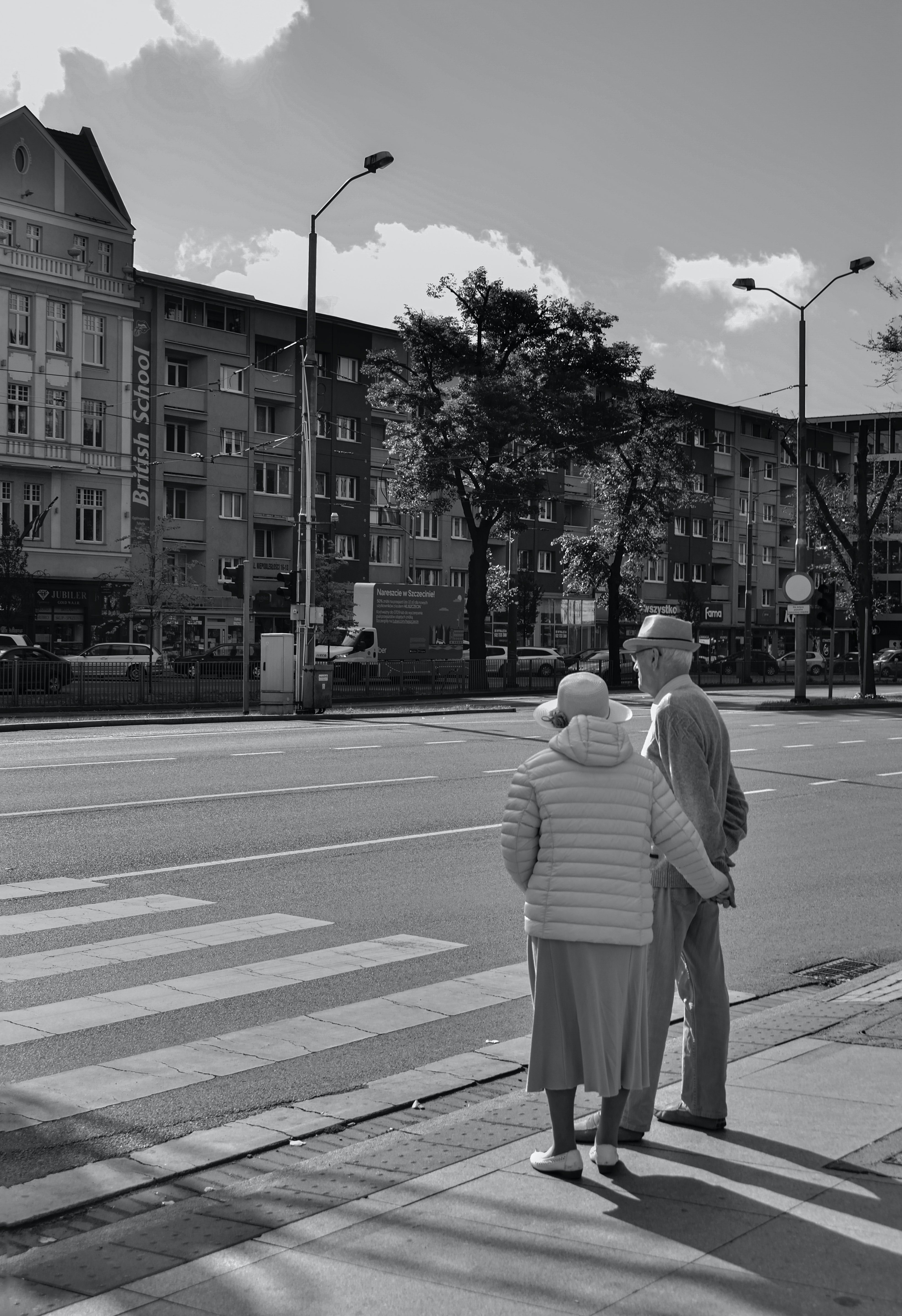 Martha half Herrn Plötzer über die Straße. | Quelle: Pexels