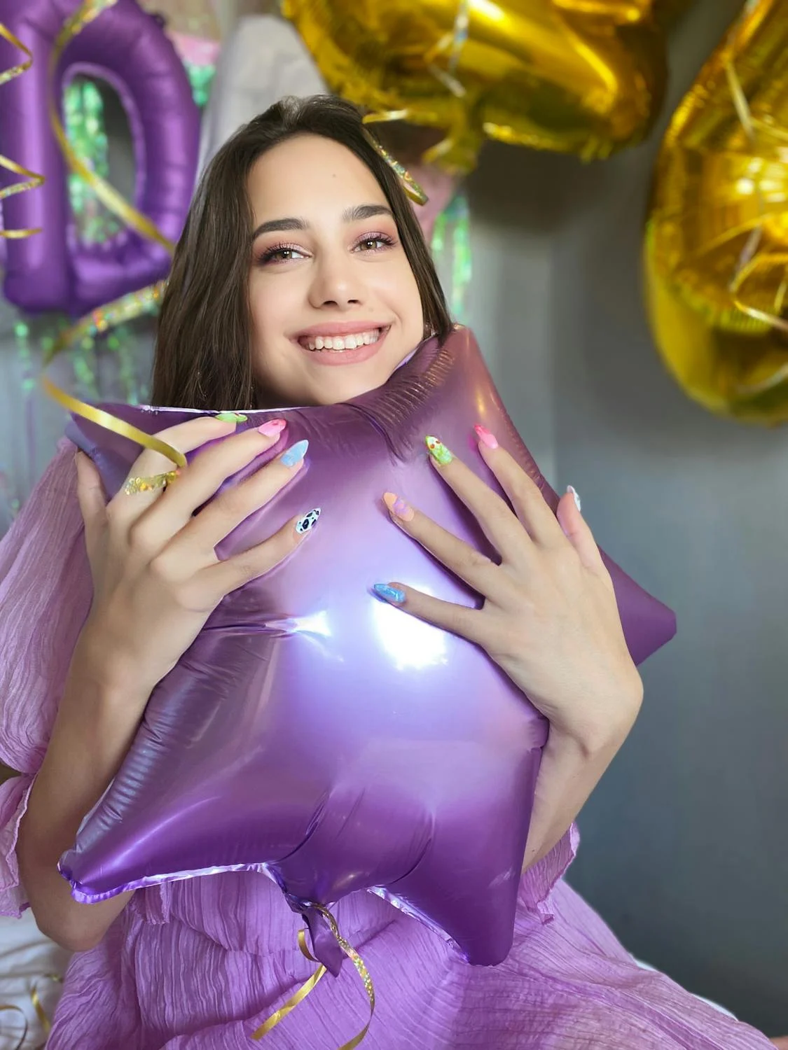 Eine glückliche junge Frau, die einen Luftballon hält | Quelle: Pexels