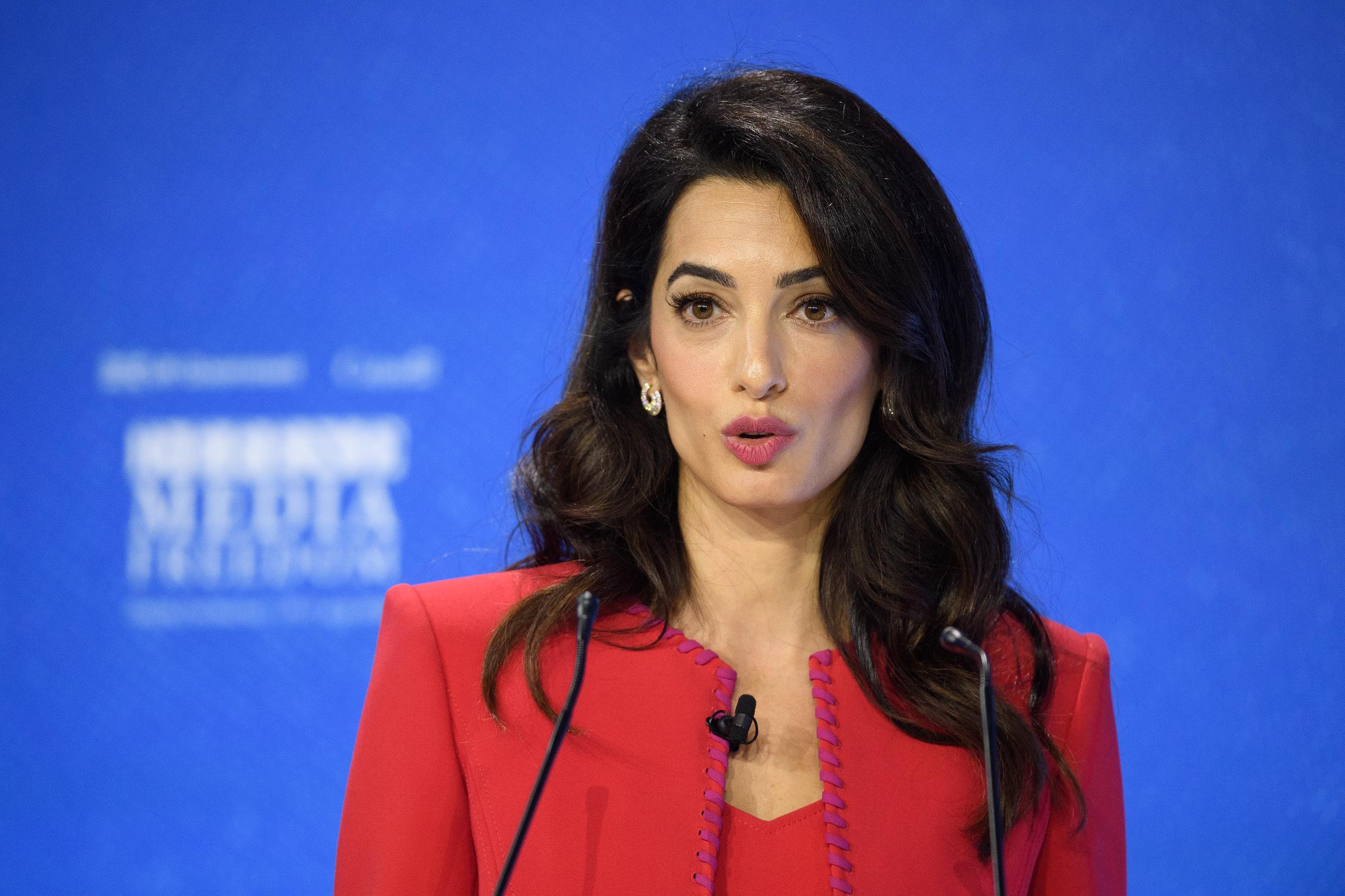 Amal Clooney spricht während des zweiten Tages der Global Conference on Press Freedom am 10. Juli 2019 | Quelle: Getty Images