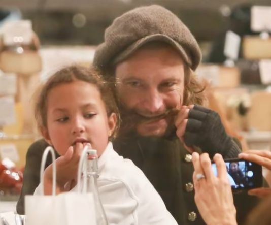 Nahla Ariela mit ihrem Vater Gabriel Aubry, zu sehen in einem Video vom 8. Dezember 2014 | Quelle: YouTube/@TMZ