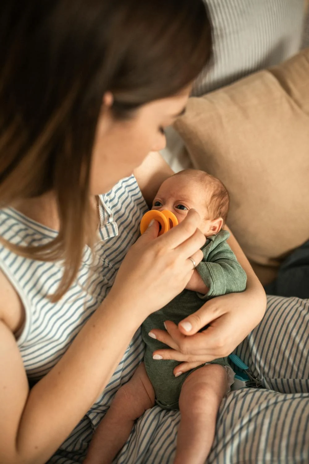 Eine Frau hält ein Baby | Quelle: Pexels