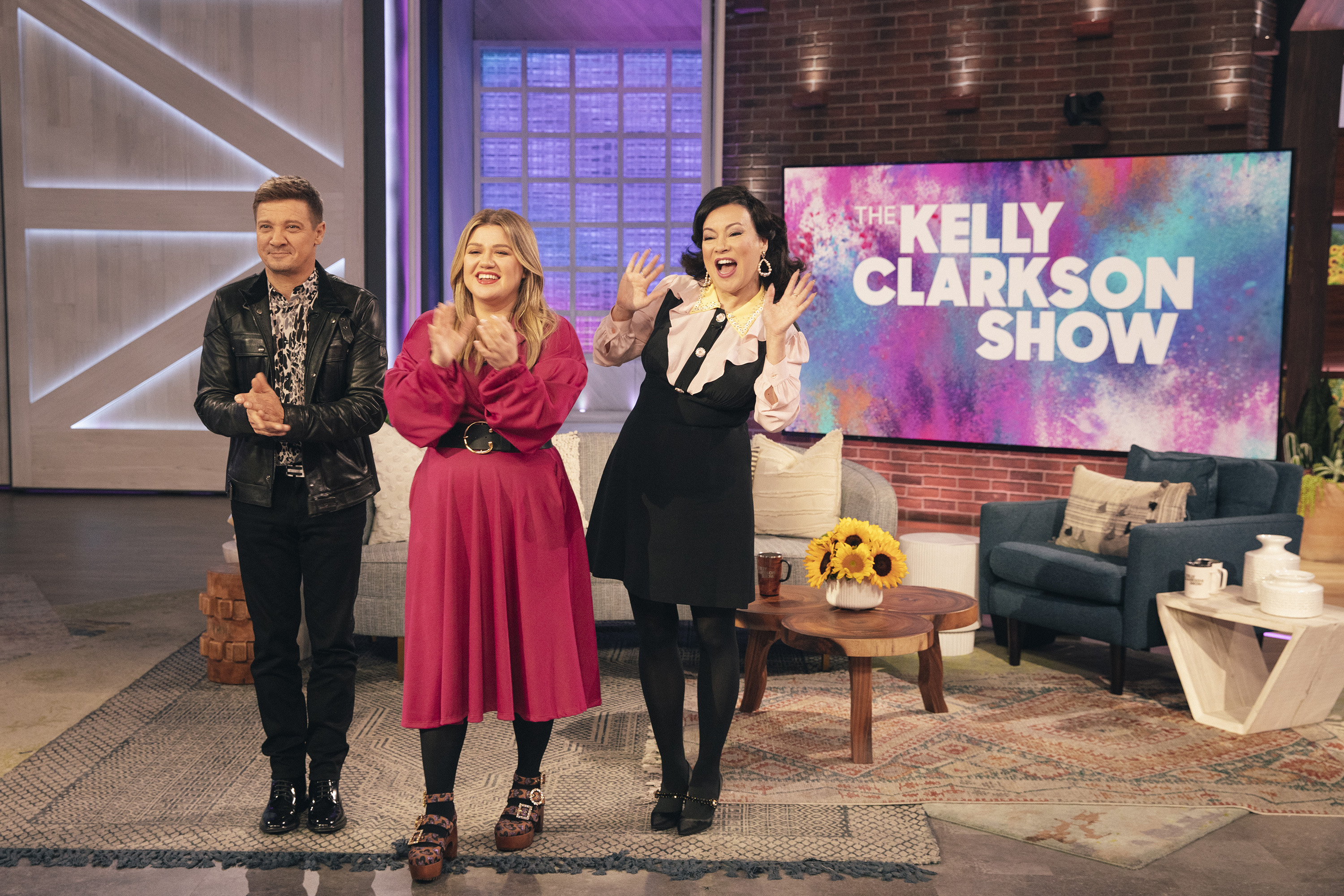 Jeremy Renner, Kelly Clarkson und Jennifer Tilly in der "The Kelly Clarkson Show" am 19. November 2021 | Quelle: Getty Images