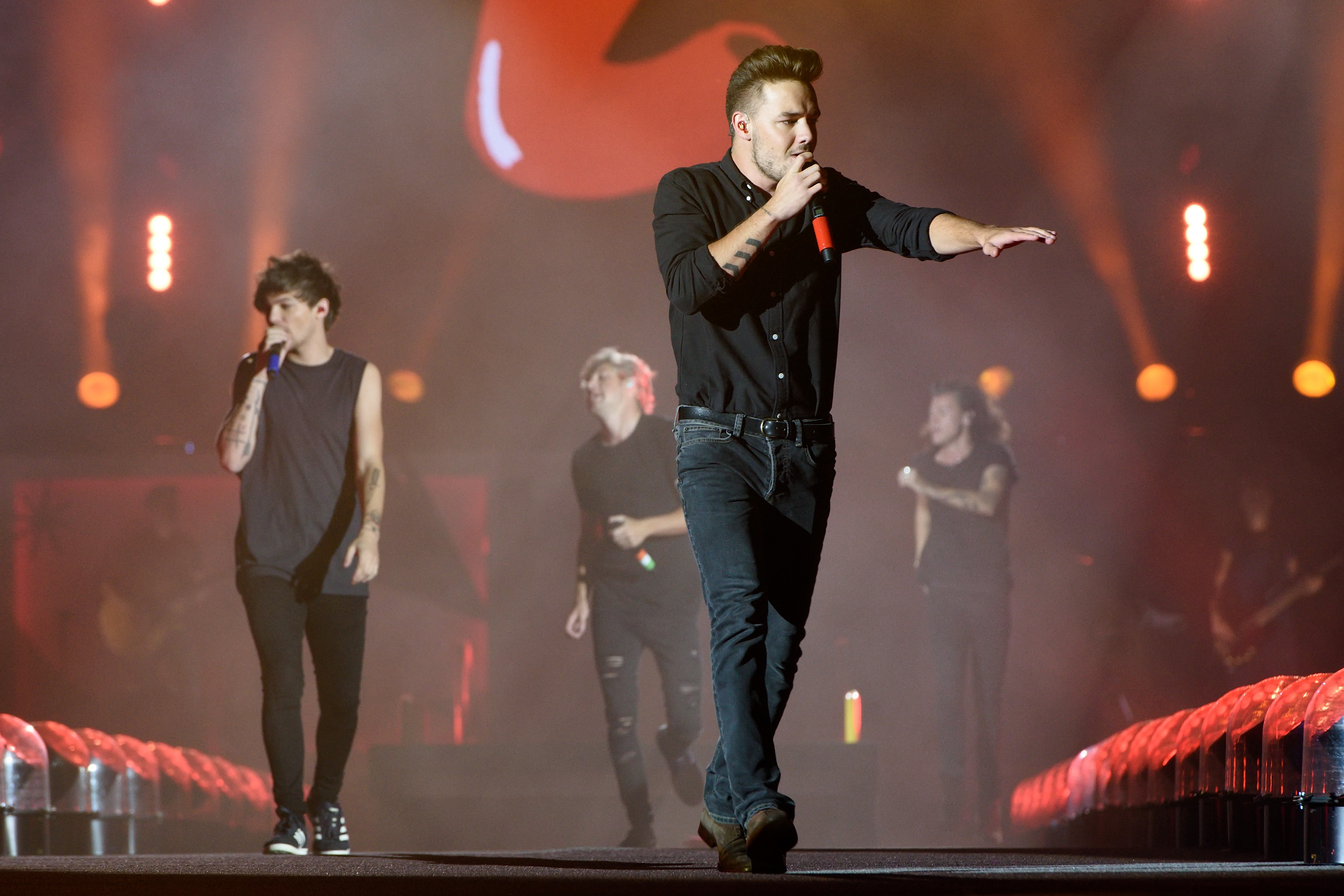 Louis Tomlinson, Niall Horan, Liam Payne und Harry Styles treten am 23. August 2015 im Soldier Field in Chicago auf | Quelle: Getty Images