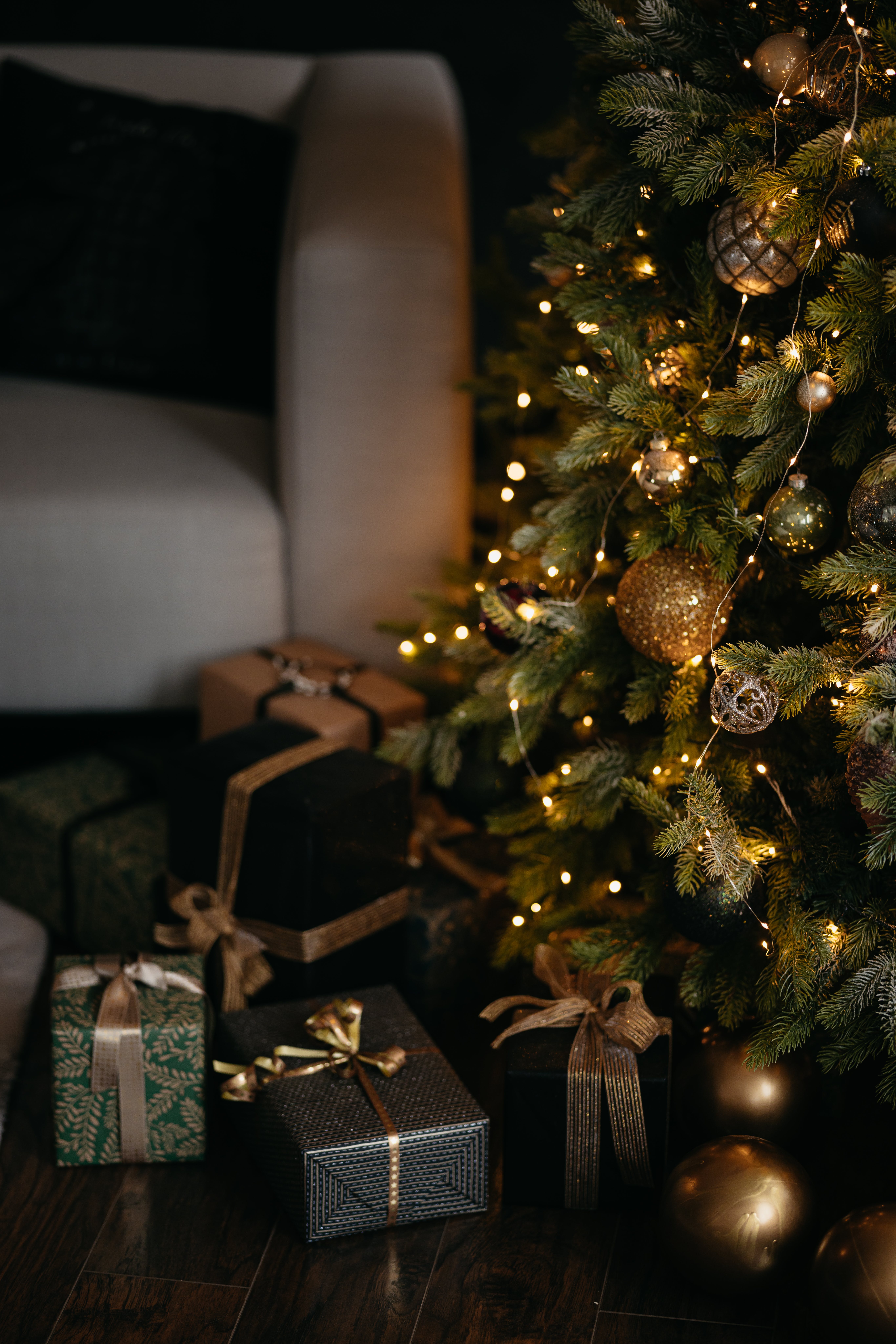 Ein Weihnachtsbaum und Geschenke | Quelle: Pexels