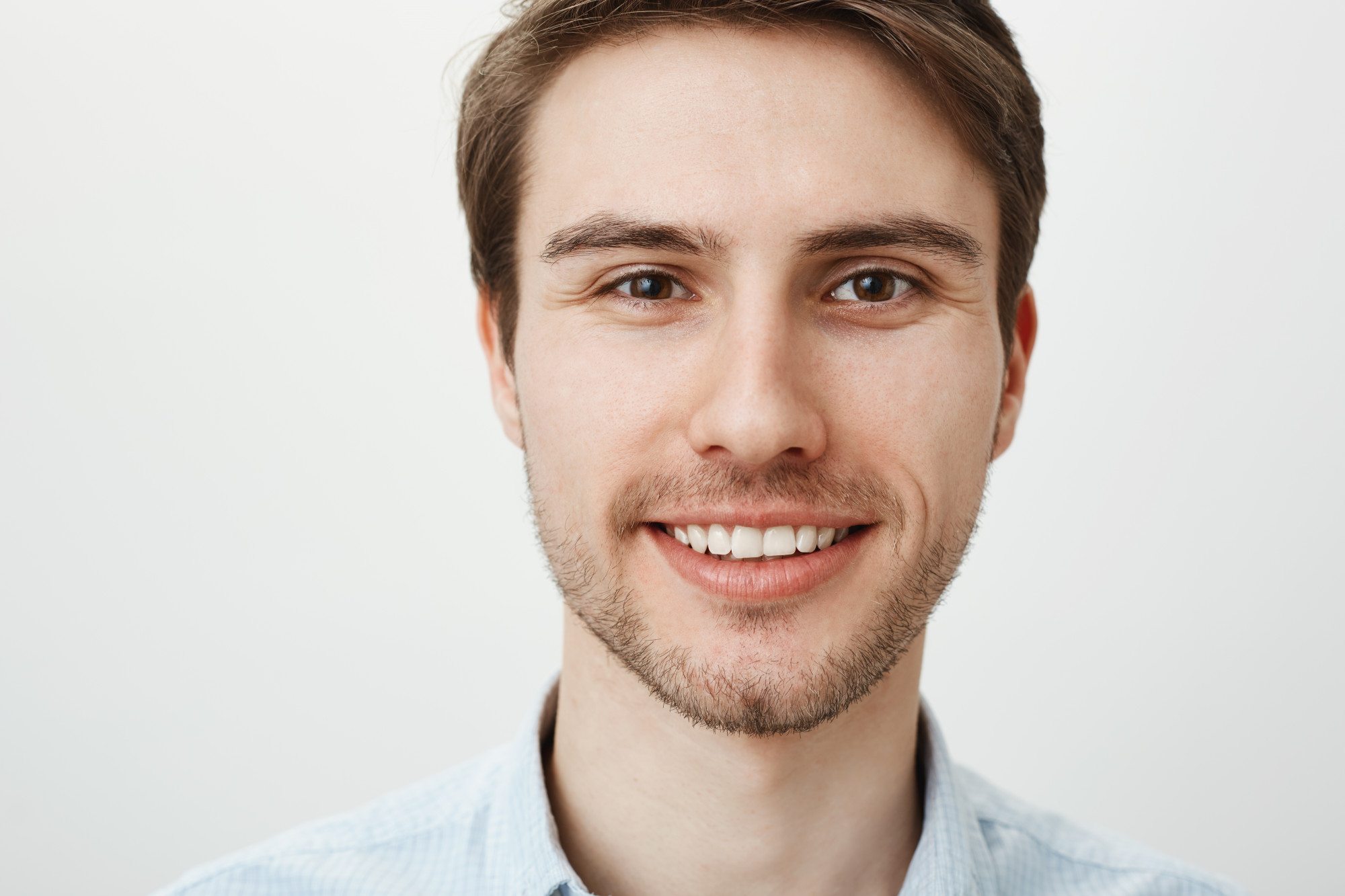 Ein lächelnder Mann | Quelle: Freepik