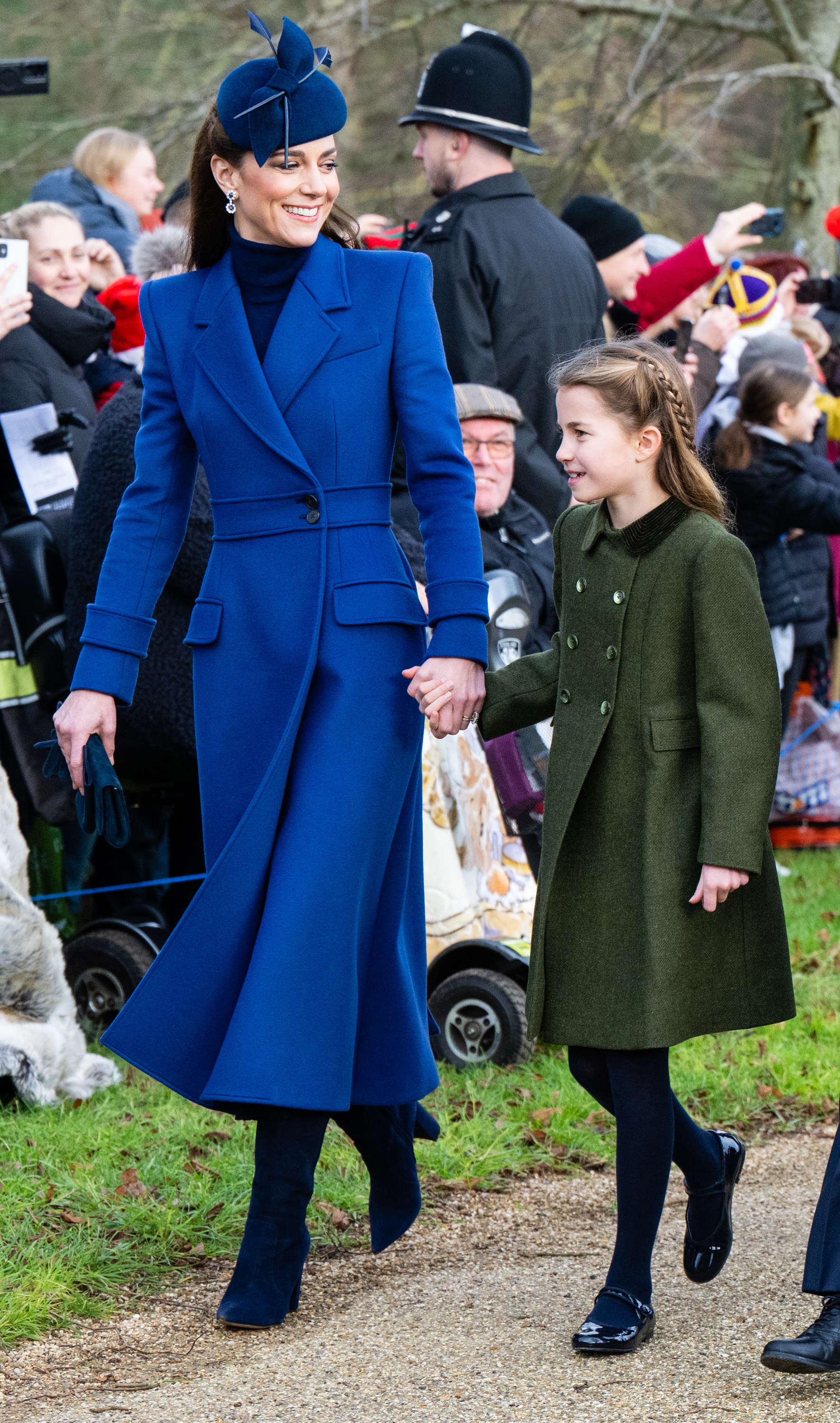 Die Prinzessin von Wales und ihre Tochter Prinzessin Charlotte beim Gottesdienst am Weihnachtsmorgen in der Kirche in Sandringham am 25. Dezember 2023 | Quelle: Getty Images
