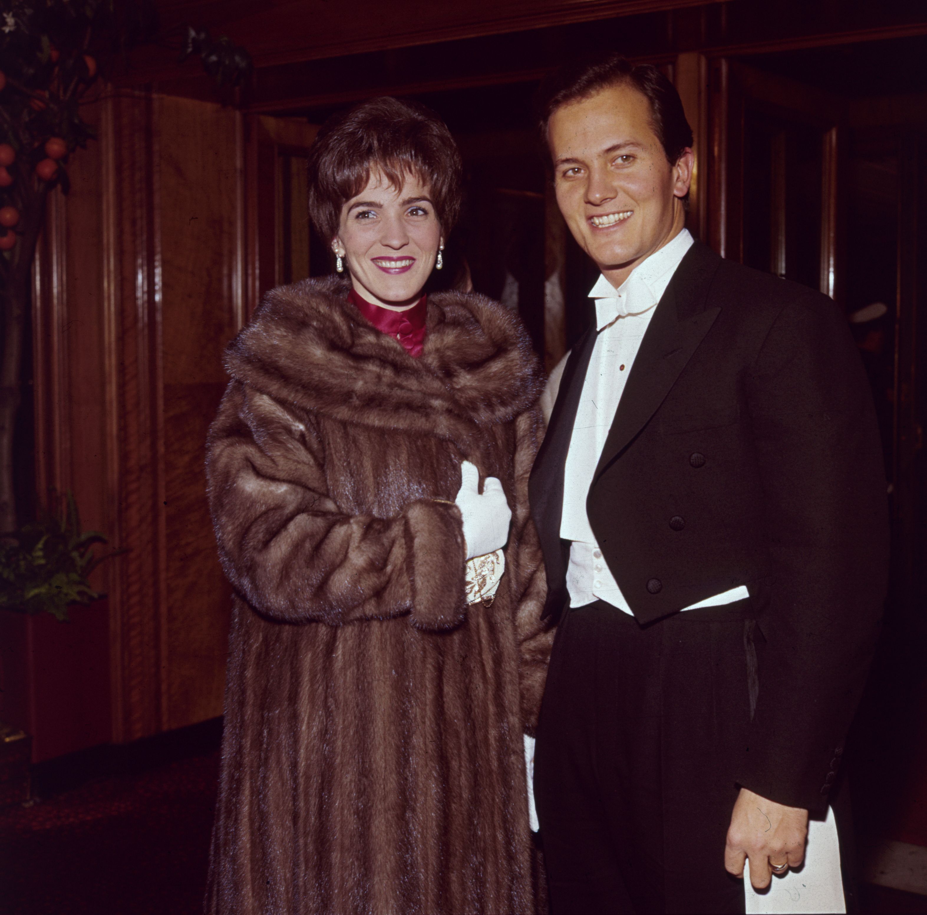 Pat Boone mit seiner Frau Shirley Foley Boone im Jahr 1962 | Quelle: Getty Images