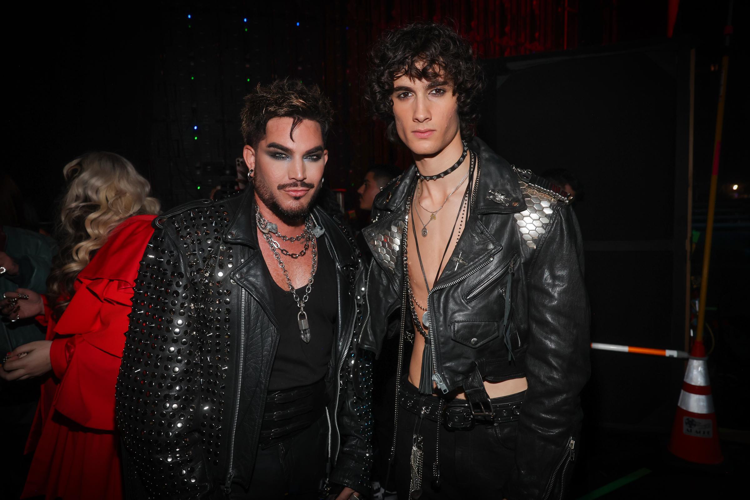 Adam Lambert und Sombr posieren hinter der Bühne bei den MTV Video Music Awards 2026, nachdem sie an der mit Stars gespickten Hommage an George Michael teilgenommen hatten. | Quelle: Getty Images