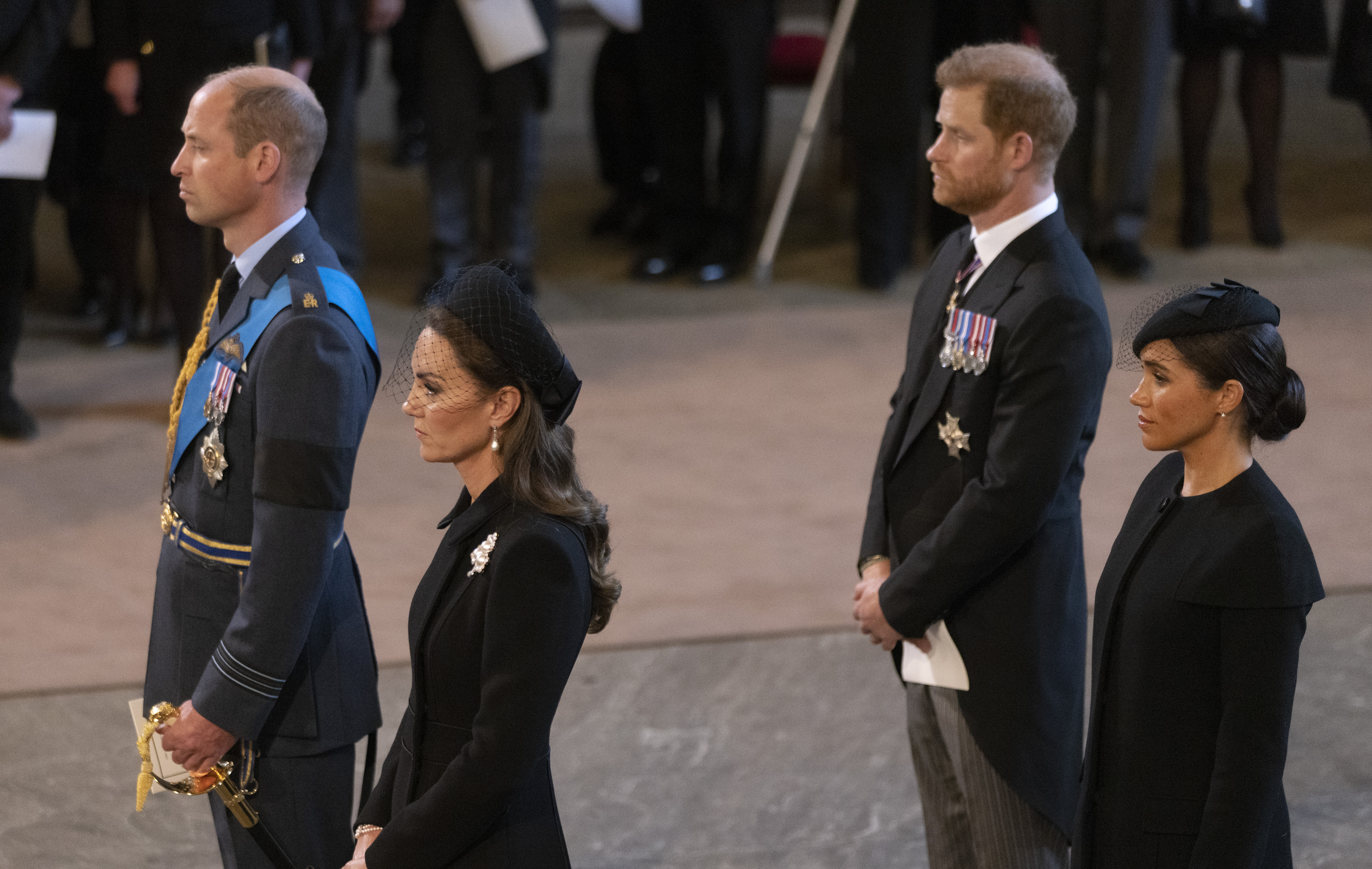 Prinz William, Prinzessin Catherine, Prinz Harry und Meghan Markle während des Staatsbegräbnisses von Königin Elizabeth II. in der Westminster Abbey am 19. September 2022 in London, England | Quelle: Getty Images