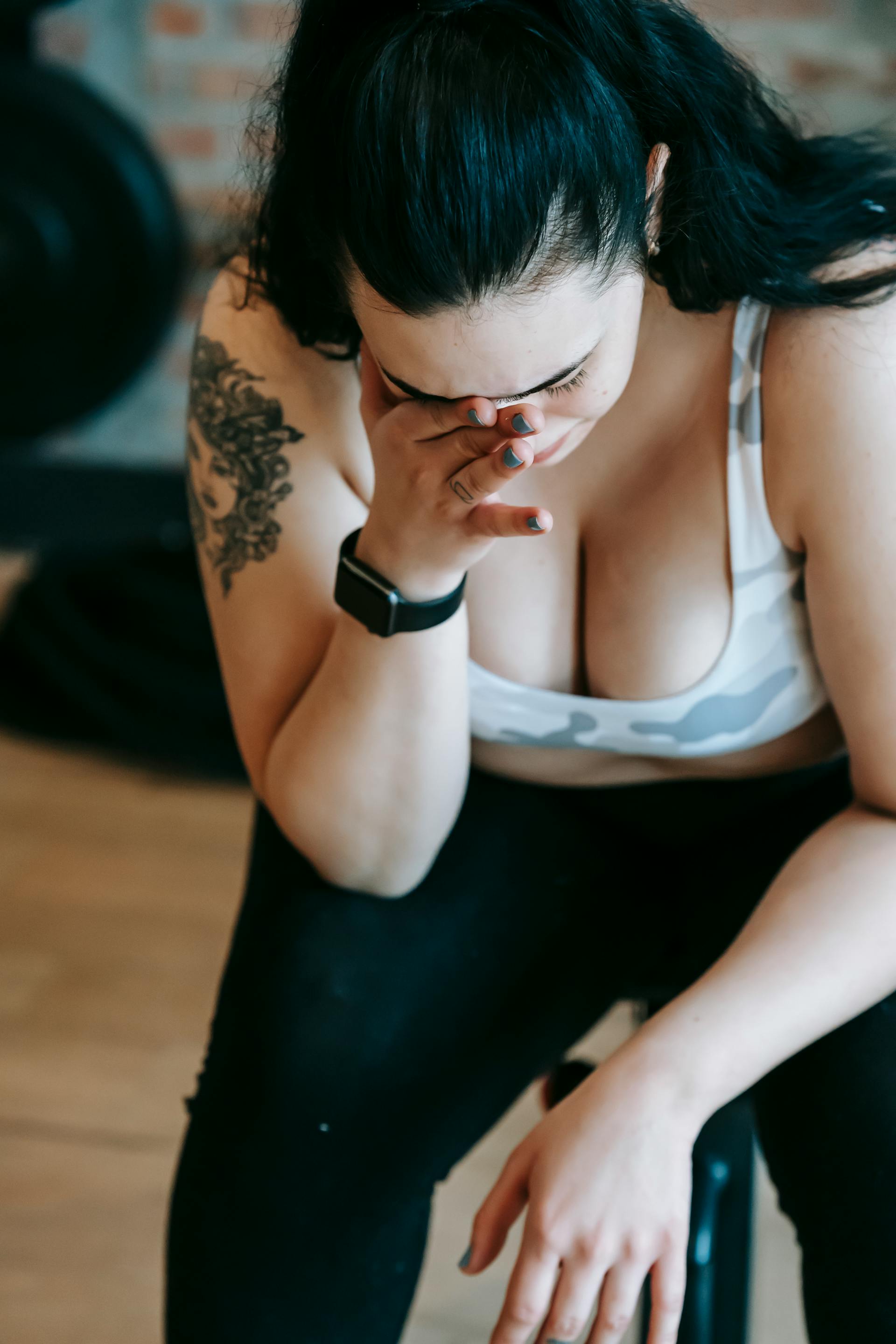 Eine aufgebrachte Plus-Size-Frau mit einer Hand im Gesicht | Quelle: Pexels