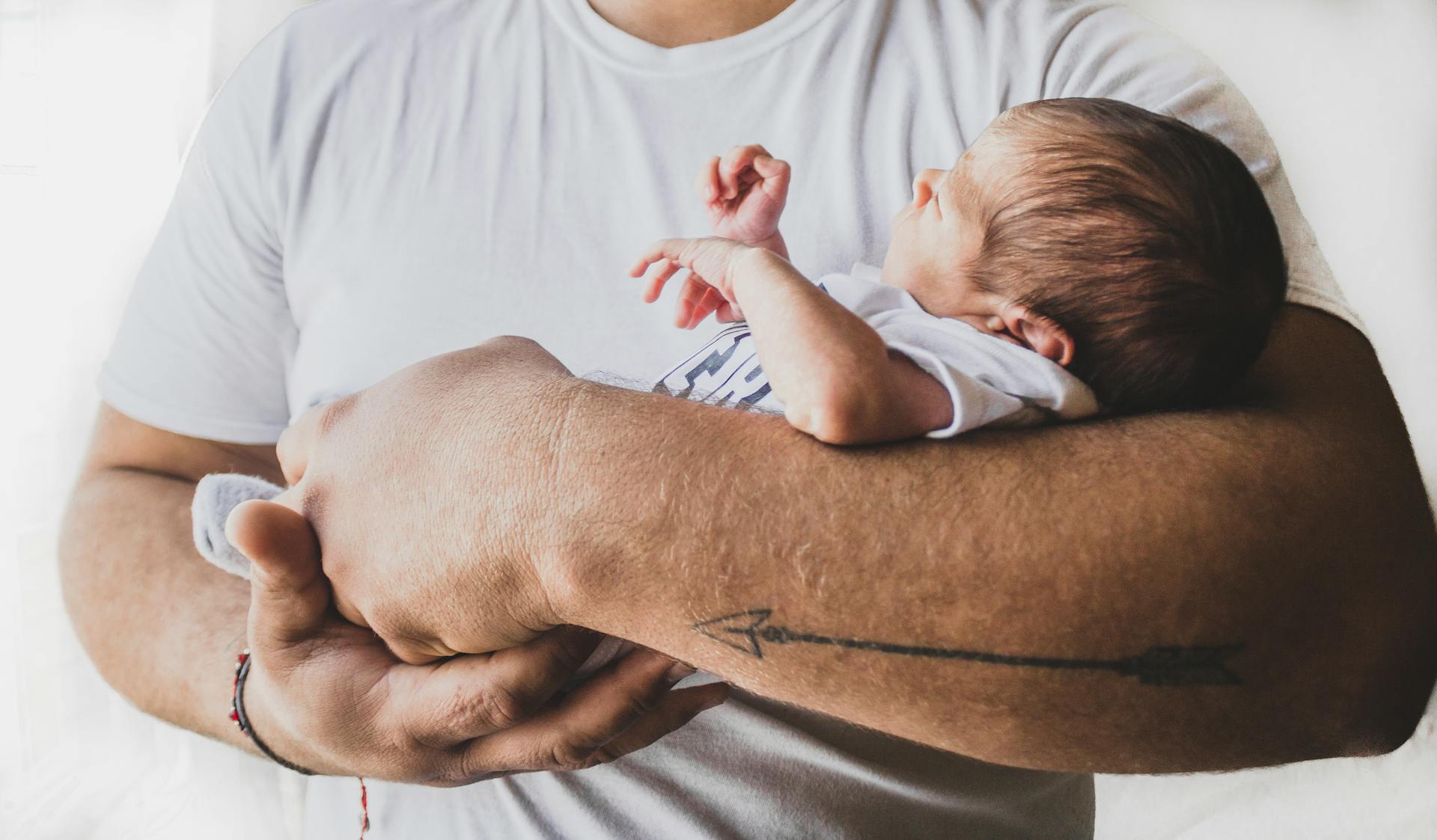 Ein Mann hält ein neugeborenes Baby | Quelle: Pexels