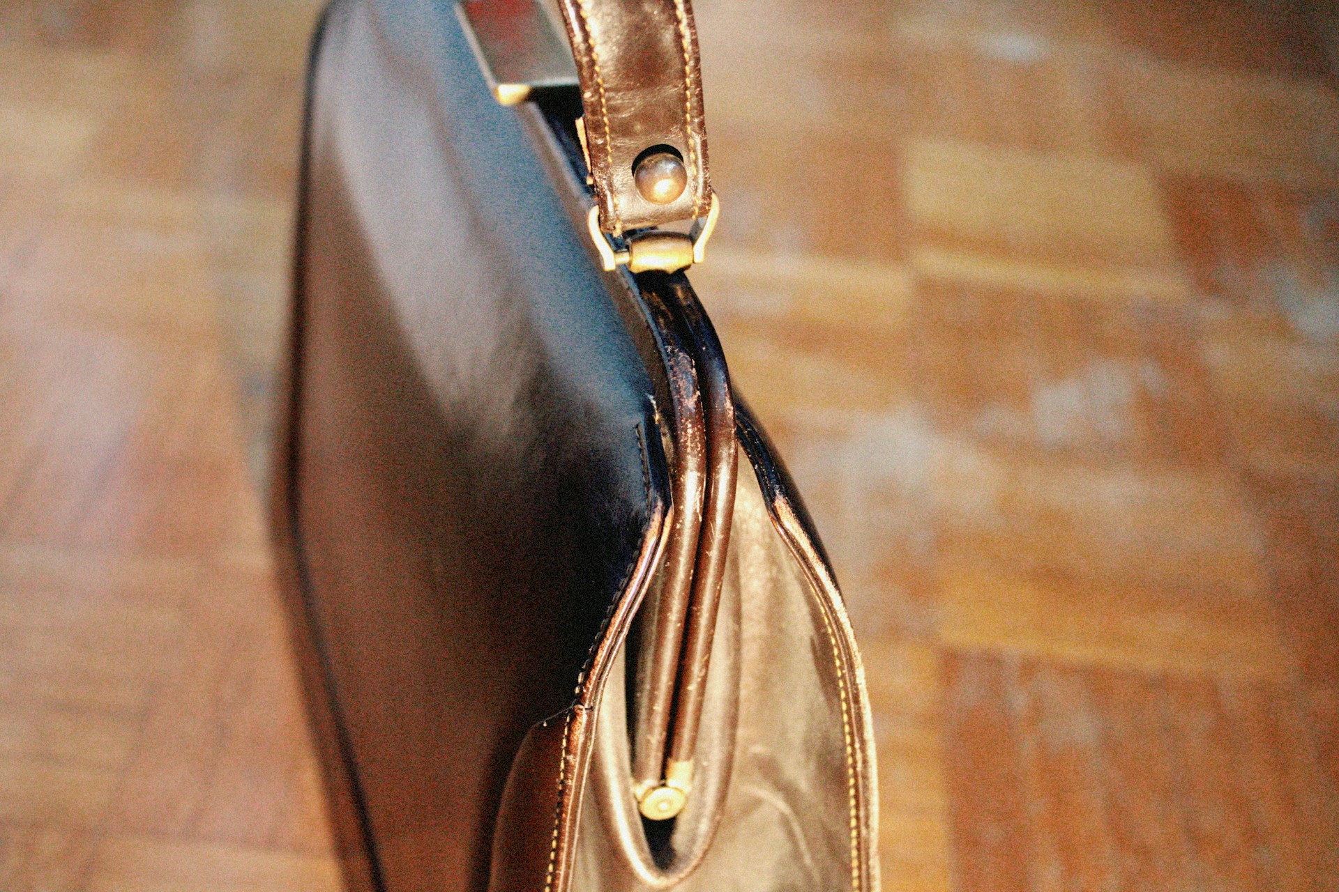 Eine braune Ledertasche | Quelle: Unsplash