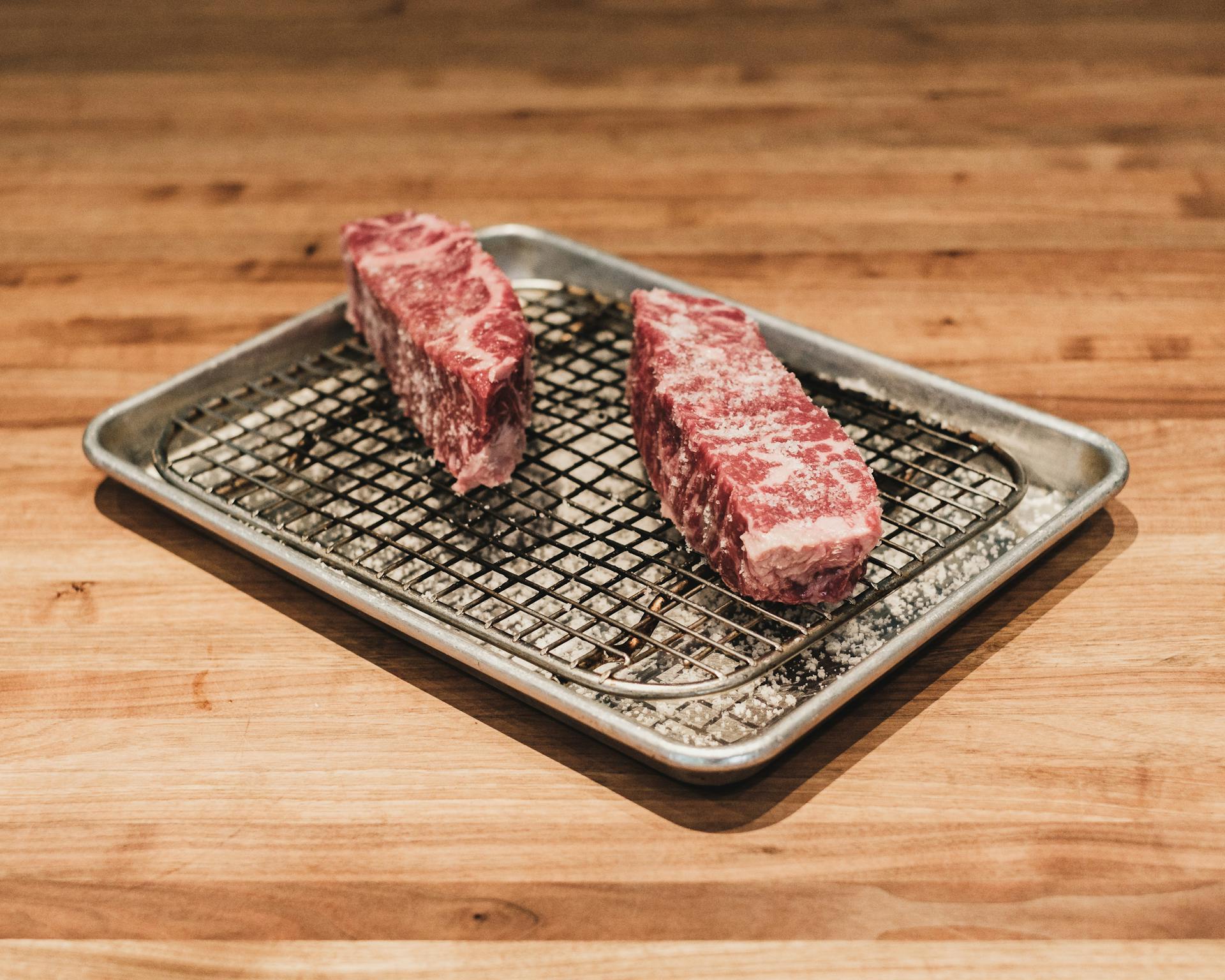 Zwei Stücke Wagyu-Rindfleisch auf einer Grillschale | Quelle: Pexels