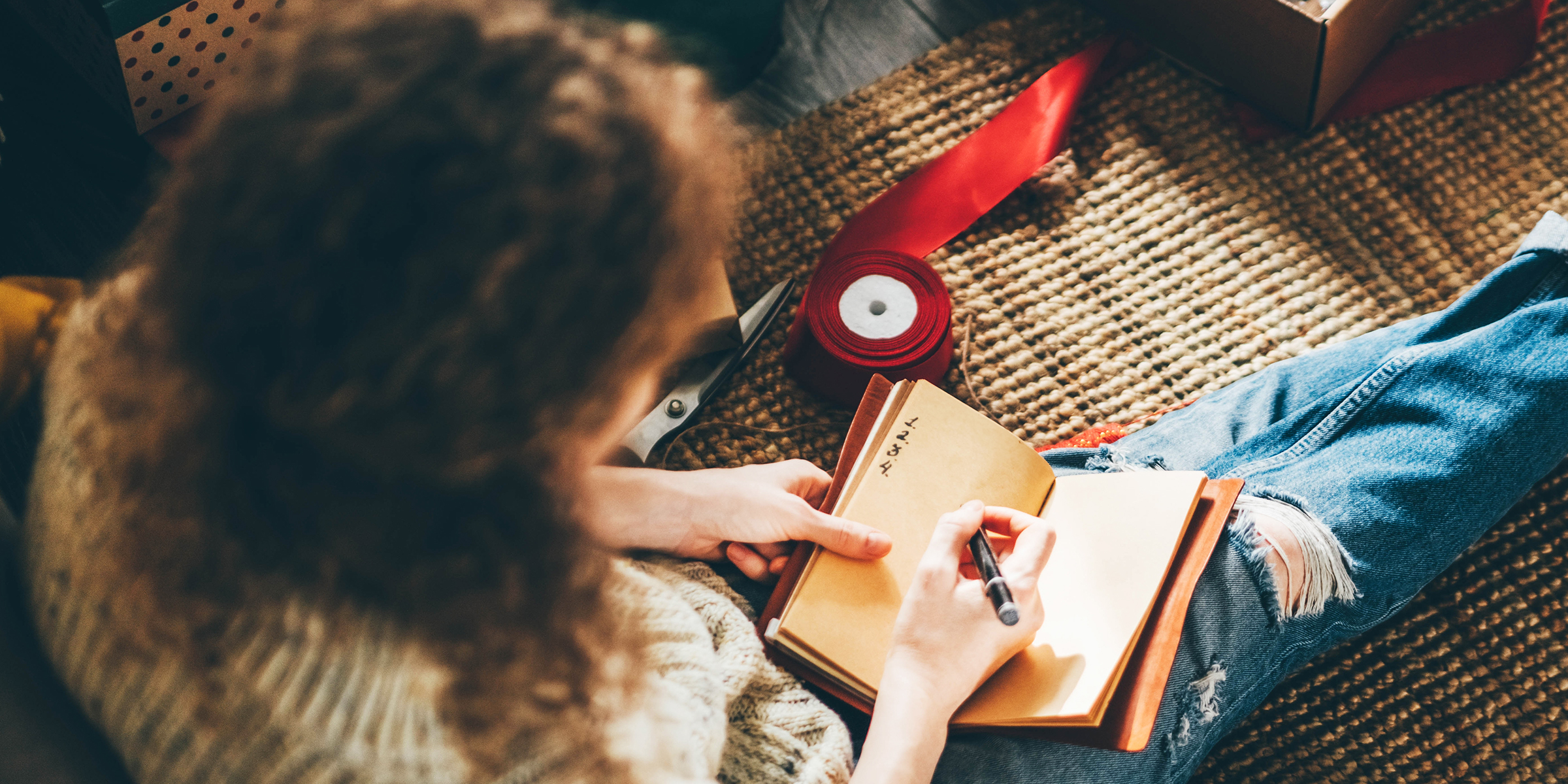 Eine Frau macht eine Liste | Quelle: Shutterstock