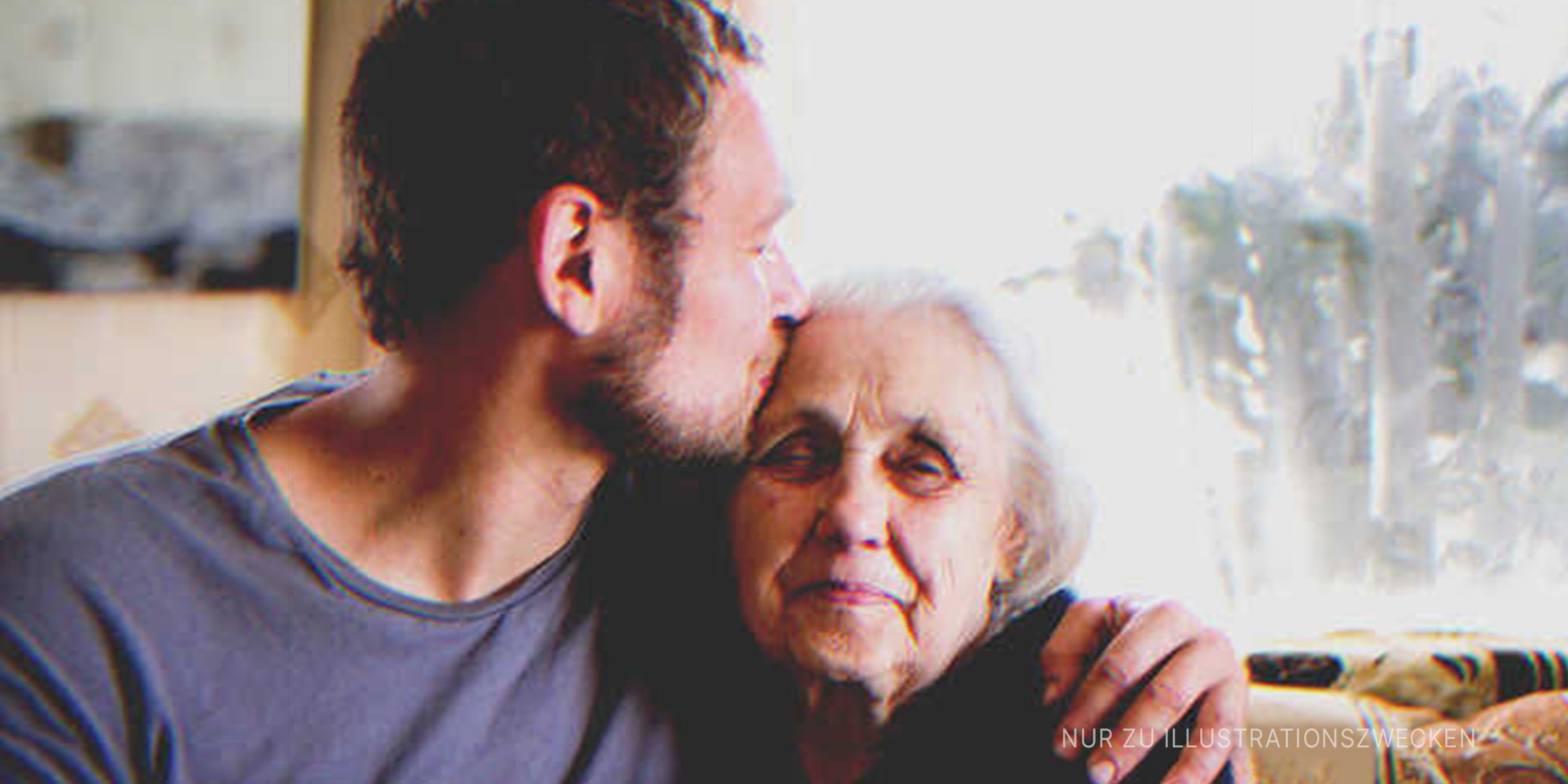 Junger Mann mit Oma | Quelle: Shutterstock