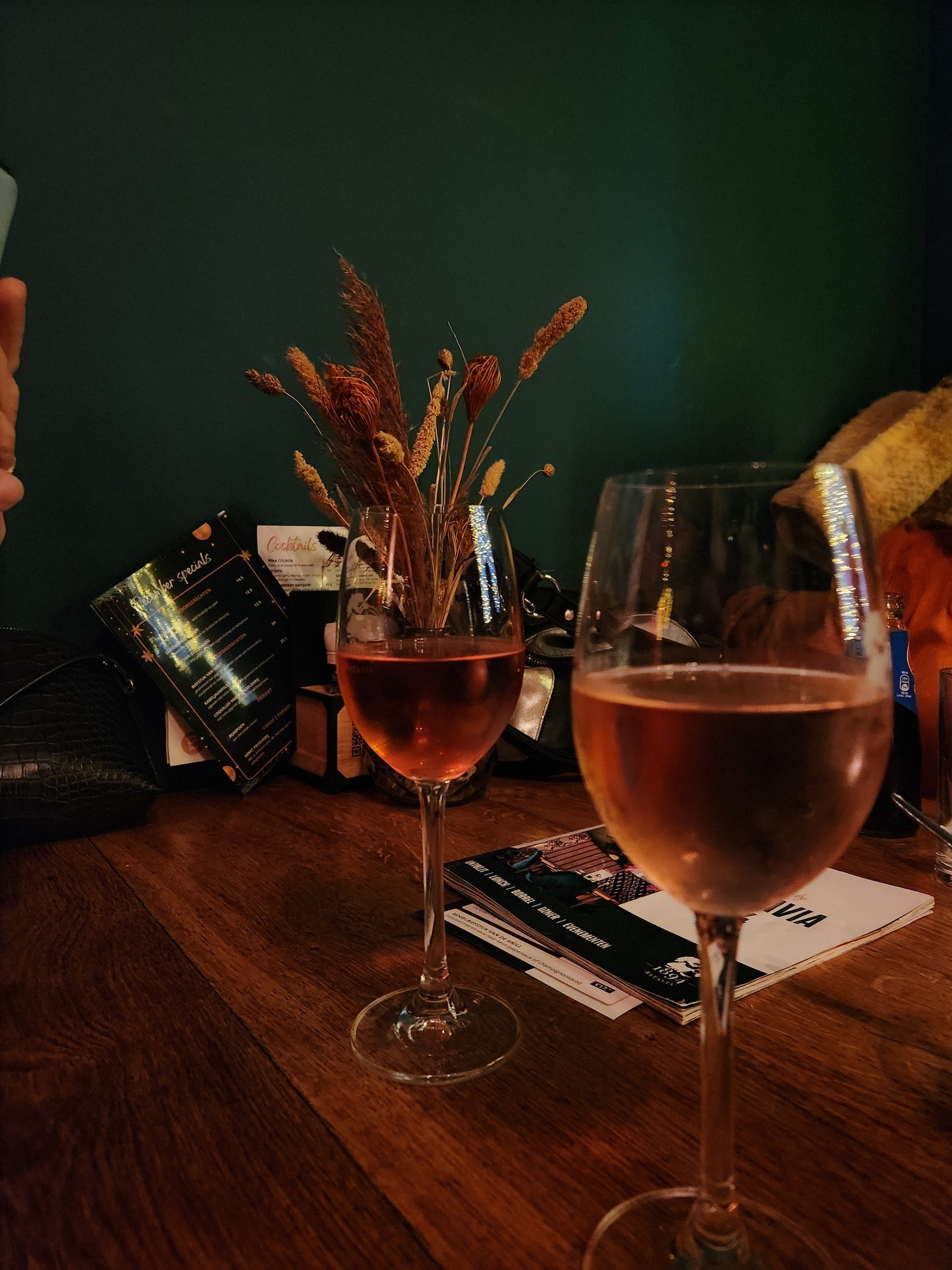 Weingläser auf dem Tisch | Quelle: Pexels