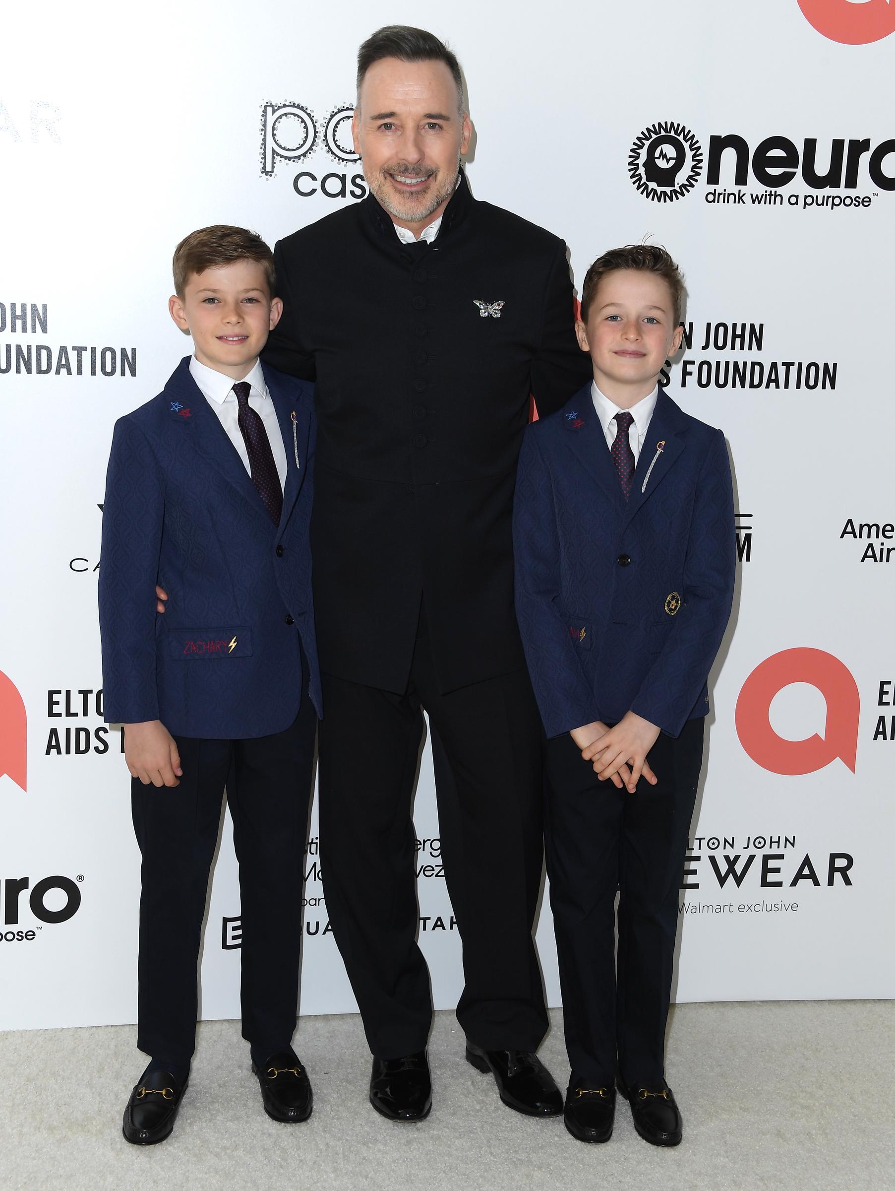 David Furnish, Zachary Jackson Levon Furnish-John und Joseph Daniel Furnish-John bei der 30th Annual Academy Awards Viewing Party der Elton John AIDS Foundation am 27. März 2022 in West Hollywood, Kalifornien | Quelle: Getty Images