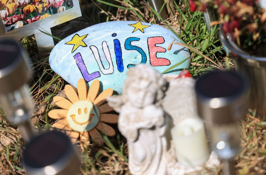 11. Juli 2023, Nordrhein-Westfalen, Freudenberg: Ein Stein mit der Aufschrift „Luise“ liegt am Waldrand, wo das Mädchen Luise tot aufgefunden wurde | Quelle: Getty Images