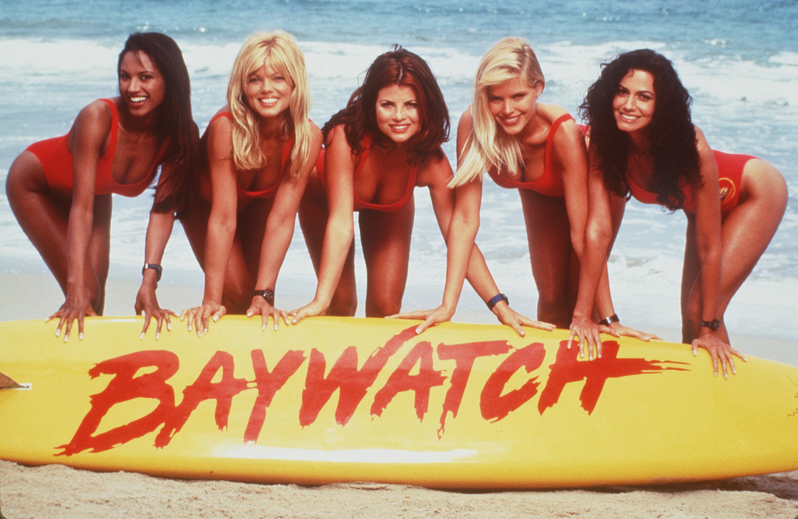 Von links nach rechts: Traci Bingham, Donna D'Errico, Yasmine Bleeth, Gena Lee Nolin und Nancy Valen am Set von "Baywatch", 1999 | Quelle: Getty Images