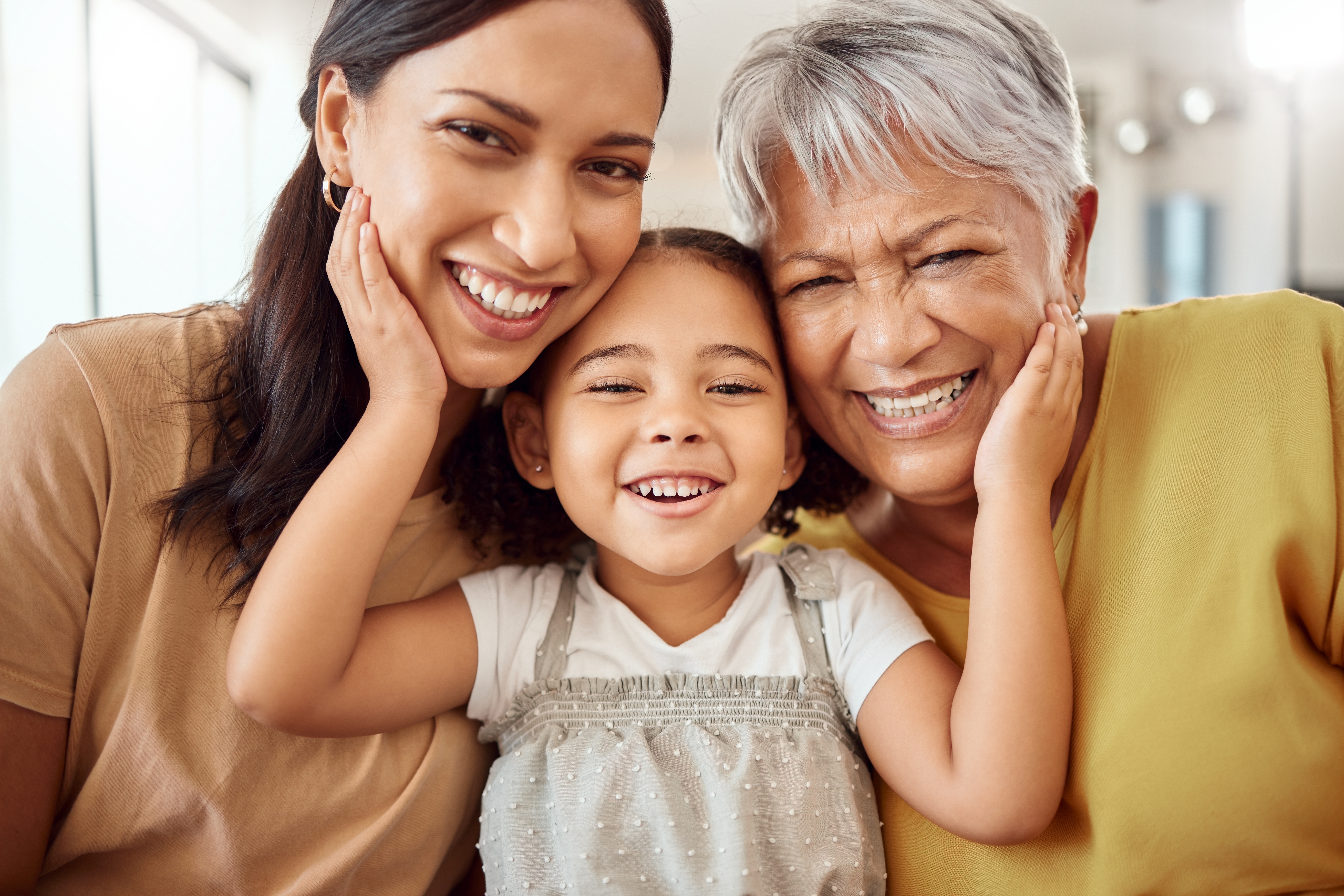 Drei Generationen von Frauen, die lächeln | Quelle: Shutterstock