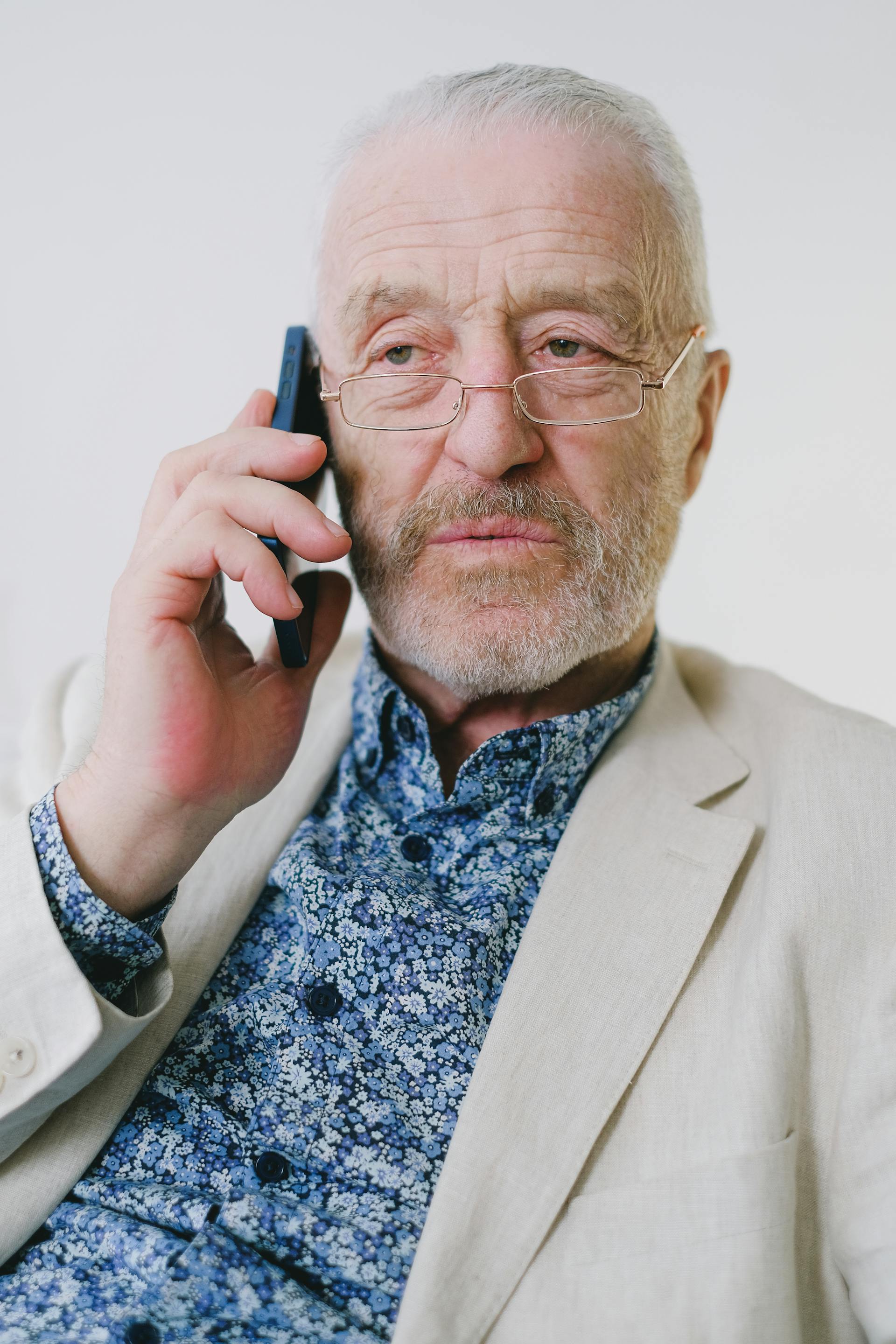 Ein Mann beim Telefonieren | Quelle: Pexels