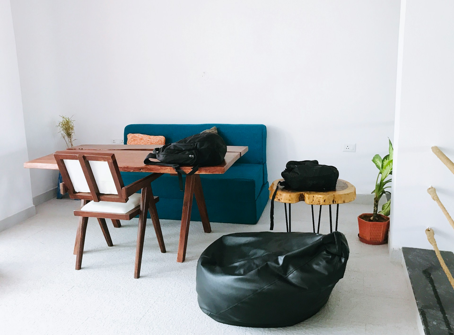 Ein schwarzer Sitzsack in einem Raum | Quelle: Unsplash